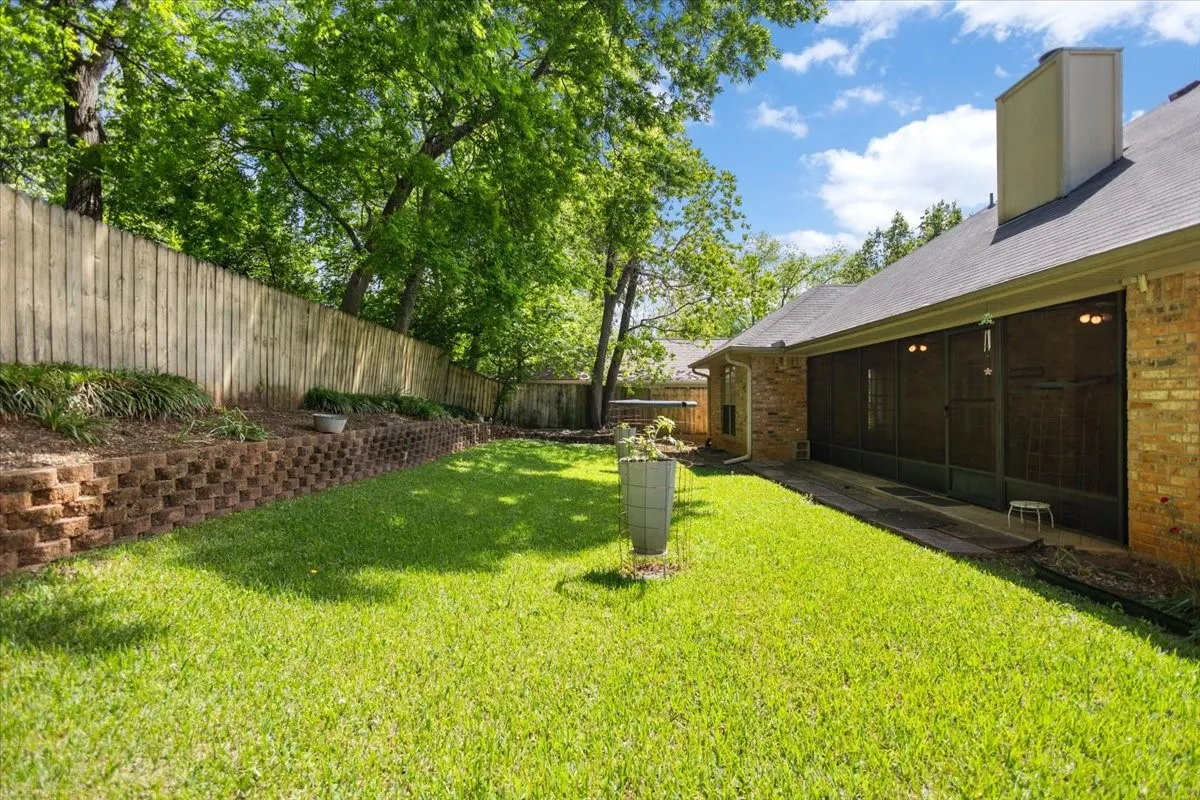 Single Family Residence For Sale in Smith County , 2824 Crestview Avenue, Tyler, Texas 75701, 2 Bedroom, 2 Bathroom, 2 Garage spaces, 1,626 Sqft, built in 1993, mls#21316075, Real Estate Agent in Tyler, Homes For Sale in Smith county, Homes For Sale in Tyler, Realtor in Tyler Texas, Real Estate Brokerage Independent Realty Texas, Luminita Cordes Realtor
