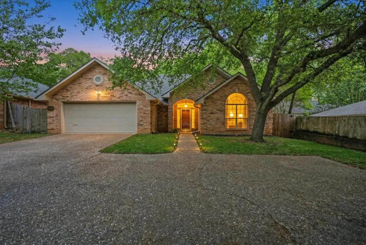 Single Family Residence For Sale in Smith County , 2824 Crestview Avenue, Tyler, Texas 75701, 2 Bedroom, 2 Bathroom, 2 Garage spaces, 1,626 Sqft, built in 1993, mls#21316075, Real Estate Agent in Tyler, Homes For Sale in Smith county, Homes For Sale in Tyler, Realtor in Tyler Texas, Real Estate Brokerage Independent Realty Texas, Luminita Cordes Realtor