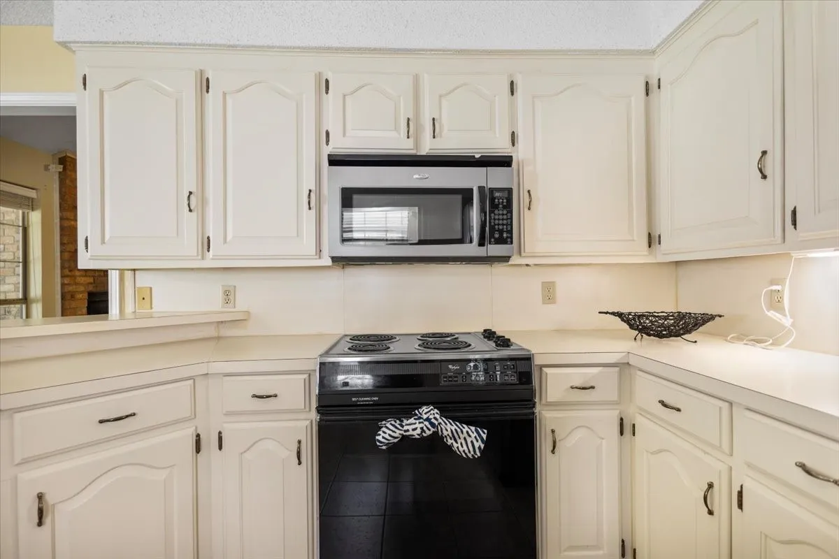 Single Family Residence For Sale in Smith County , 2824 Crestview Avenue, Tyler, Texas 75701, 2 Bedroom, 2 Bathroom, 2 Garage spaces, 1,626 Sqft, built in 1993, mls#21316075, Real Estate Agent in Tyler, Homes For Sale in Smith county, Homes For Sale in Tyler, Realtor in Tyler Texas, Real Estate Brokerage Independent Realty Texas, Luminita Cordes Realtor