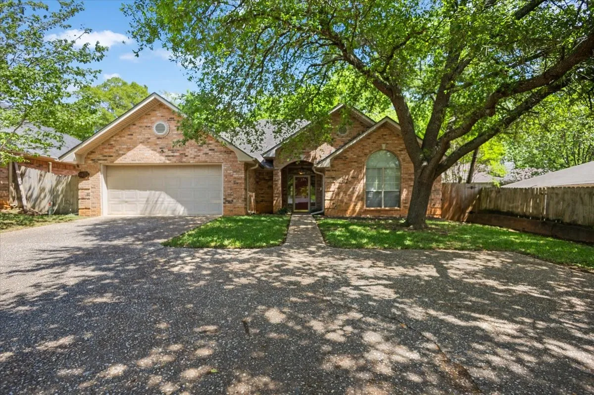 Single Family Residence For Sale in Smith County , 2824 Crestview Avenue, Tyler, Texas 75701, 2 Bedroom, 2 Bathroom, 2 Garage spaces, 1,626 Sqft, built in 1993, mls#21316075, Real Estate Agent in Tyler, Homes For Sale in Smith county, Homes For Sale in Tyler, Realtor in Tyler Texas, Real Estate Brokerage Independent Realty Texas, Luminita Cordes Realtor