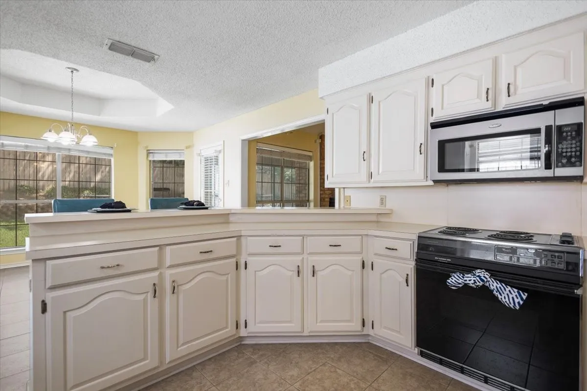 Single Family Residence For Sale in Smith County , 2824 Crestview Avenue, Tyler, Texas 75701, 2 Bedroom, 2 Bathroom, 2 Garage spaces, 1,626 Sqft, built in 1993, mls#21316075, Real Estate Agent in Tyler, Homes For Sale in Smith county, Homes For Sale in Tyler, Realtor in Tyler Texas, Real Estate Brokerage Independent Realty Texas, Luminita Cordes Realtor