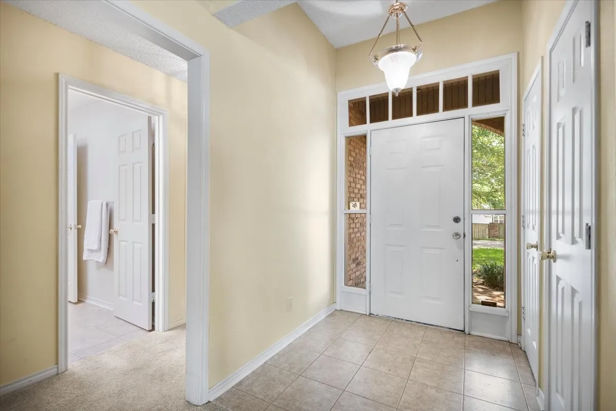 Single Family Residence For Sale in Smith County , 2824 Crestview Avenue, Tyler, Texas 75701, 2 Bedroom, 2 Bathroom, 2 Garage spaces, 1,626 Sqft, built in 1993, mls#21316075, Real Estate Agent in Tyler, Homes For Sale in Smith county, Homes For Sale in Tyler, Realtor in Tyler Texas, Real Estate Brokerage Independent Realty Texas, Luminita Cordes Realtor