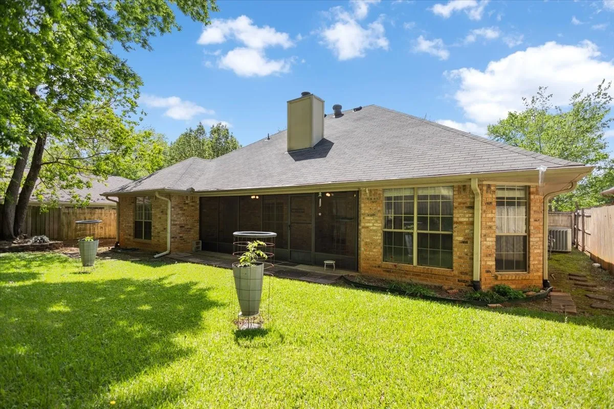 Single Family Residence For Sale in Smith County , 2824 Crestview Avenue, Tyler, Texas 75701, 2 Bedroom, 2 Bathroom, 2 Garage spaces, 1,626 Sqft, built in 1993, mls#21316075, Real Estate Agent in Tyler, Homes For Sale in Smith county, Homes For Sale in Tyler, Realtor in Tyler Texas, Real Estate Brokerage Independent Realty Texas, Luminita Cordes Realtor