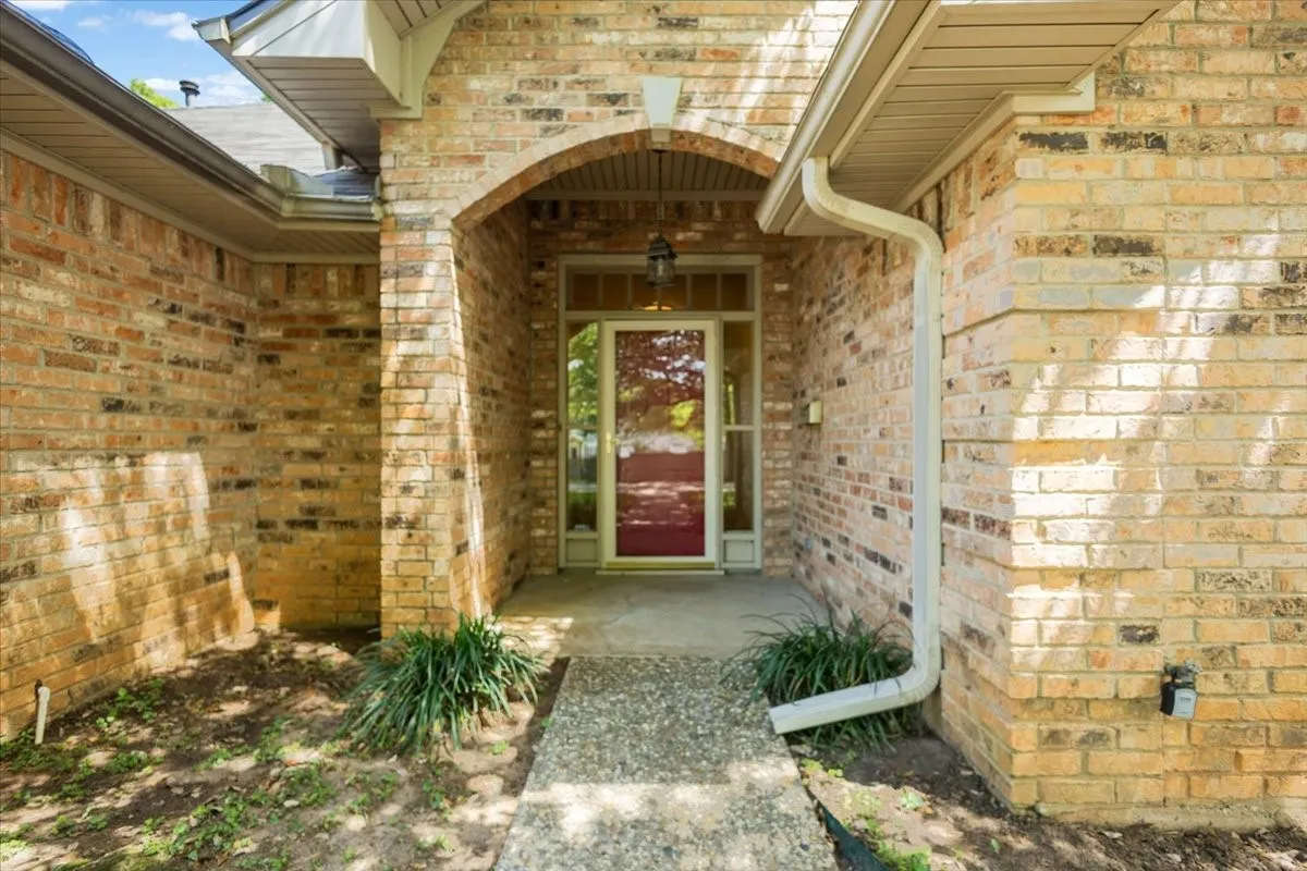 Single Family Residence For Sale in Smith County , 2824 Crestview Avenue, Tyler, Texas 75701, 2 Bedroom, 2 Bathroom, 2 Garage spaces, 1,626 Sqft, built in 1993, mls#21316075, Real Estate Agent in Tyler, Homes For Sale in Smith county, Homes For Sale in Tyler, Realtor in Tyler Texas, Real Estate Brokerage Independent Realty Texas, Luminita Cordes Realtor