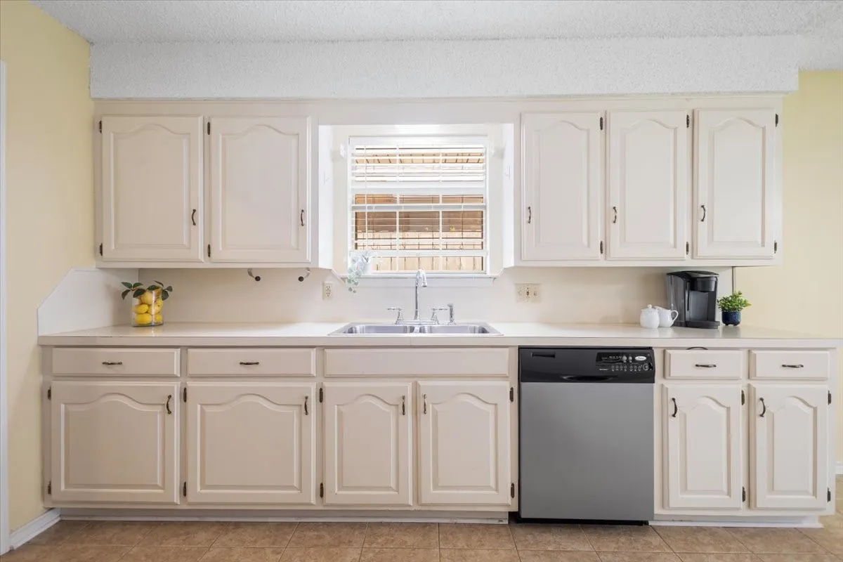 Single Family Residence For Sale in Smith County , 2824 Crestview Avenue, Tyler, Texas 75701, 2 Bedroom, 2 Bathroom, 2 Garage spaces, 1,626 Sqft, built in 1993, mls#21316075, Real Estate Agent in Tyler, Homes For Sale in Smith county, Homes For Sale in Tyler, Realtor in Tyler Texas, Real Estate Brokerage Independent Realty Texas, Luminita Cordes Realtor