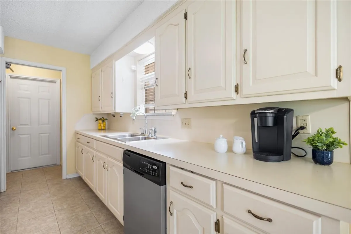 Single Family Residence For Sale in Smith County , 2824 Crestview Avenue, Tyler, Texas 75701, 2 Bedroom, 2 Bathroom, 2 Garage spaces, 1,626 Sqft, built in 1993, mls#21316075, Real Estate Agent in Tyler, Homes For Sale in Smith county, Homes For Sale in Tyler, Realtor in Tyler Texas, Real Estate Brokerage Independent Realty Texas, Luminita Cordes Realtor