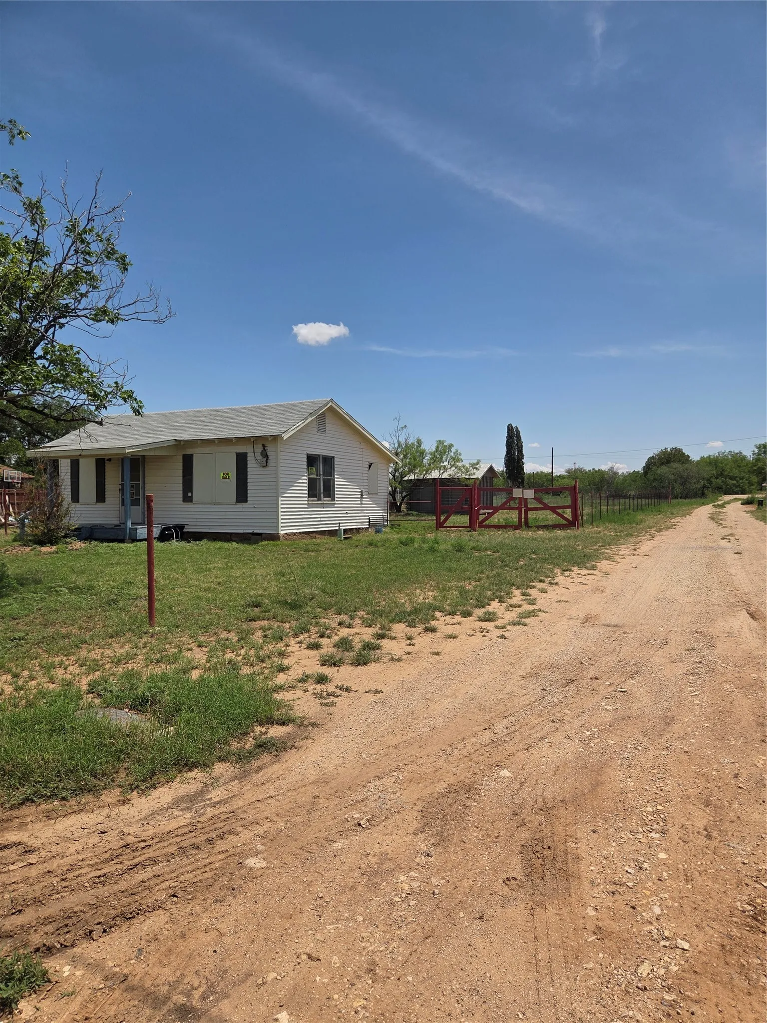 Single Family Residence For Sale in Scurry County , 2304 Avenue I, Snyder, Texas 79549, 2 Bedrooms, 1 Bathroom, Garage spaces, 620 Sqft, built in 1940, Price $20,000, mls#21315946, Real Estate Agent in Snyder, Homes For Sale in Scurry county, Homes For Sale in Snyder, Realtor in Snyder Texas, Real Estate Brokerage Independent Realty Texas, Luminita Cordes Realtor