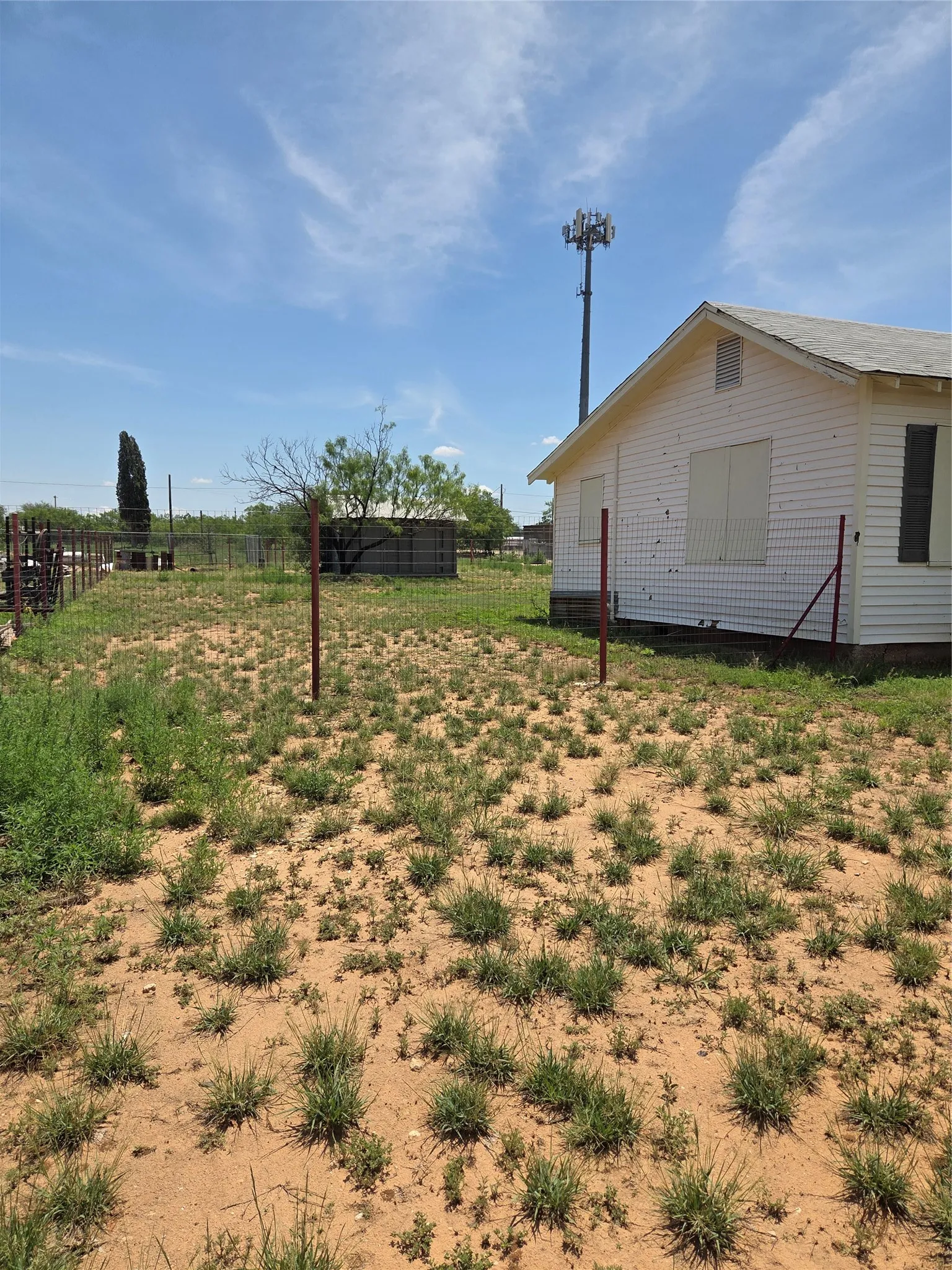 Single Family Residence For Sale in Scurry County , 2304 Avenue I, Snyder, Texas 79549, 2 Bedrooms, 1 Bathroom, Garage spaces, 620 Sqft, built in 1940, Price $20,000, mls#21315946, Real Estate Agent in Snyder, Homes For Sale in Scurry county, Homes For Sale in Snyder, Realtor in Snyder Texas, Real Estate Brokerage Independent Realty Texas, Luminita Cordes Realtor
