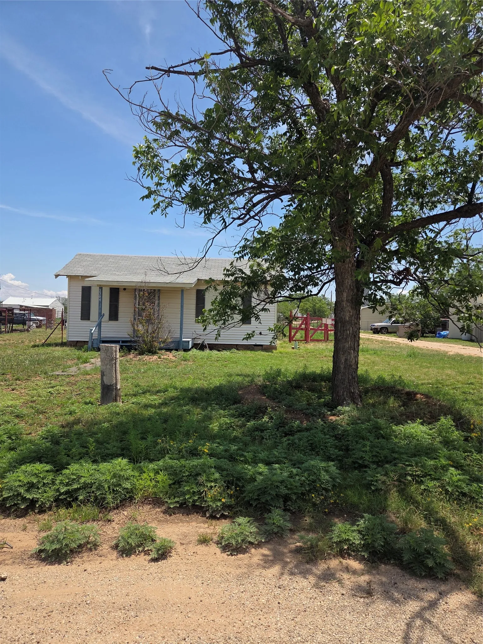 Single Family Residence For Sale in Scurry County , 2304 Avenue I, Snyder, Texas 79549, 2 Bedrooms, 1 Bathroom, Garage spaces, 620 Sqft, built in 1940, Price $20,000, mls#21315946, Real Estate Agent in Snyder, Homes For Sale in Scurry county, Homes For Sale in Snyder, Realtor in Snyder Texas, Real Estate Brokerage Independent Realty Texas, Luminita Cordes Realtor