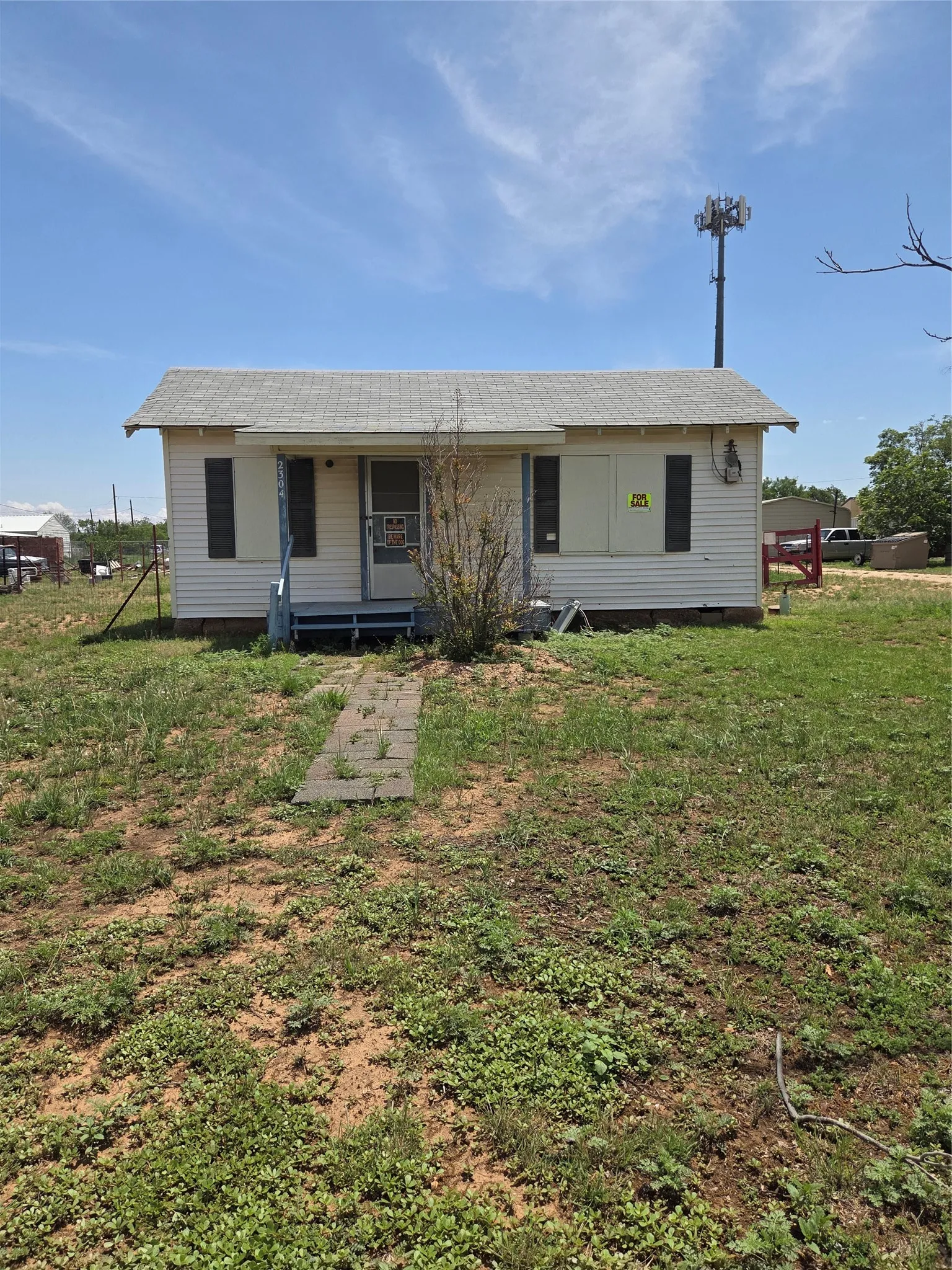 Single Family Residence For Sale in Scurry County , 2304 Avenue I, Snyder, Texas 79549, 2 Bedrooms, 1 Bathroom, Garage spaces, 620 Sqft, built in 1940, Price $20,000, mls#21315946, Real Estate Agent in Snyder, Homes For Sale in Scurry county, Homes For Sale in Snyder, Realtor in Snyder Texas, Real Estate Brokerage Independent Realty Texas, Luminita Cordes Realtor