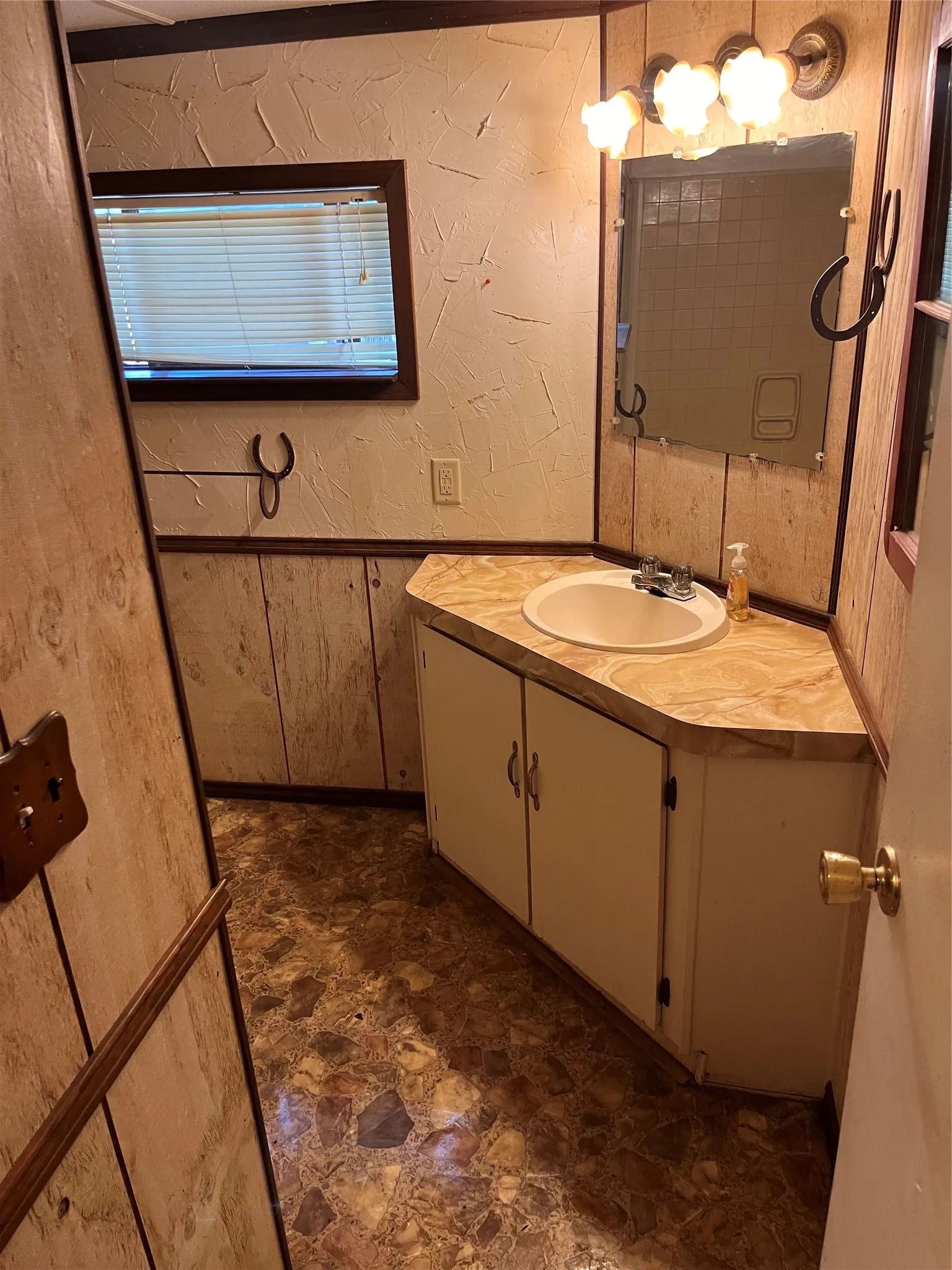 Manufactured Home For Sale in Rains County , 408 Private Road 7702, Emory, Texas 75440, 1 Bedroom, 1 Bathroom, 1 Garage spaces, 746 Sqft, built in 1982, mls#21315676, Real Estate Agent in Emory, Homes For Sale in Rains county, Homes For Sale in Emory, Realtor in Emory Texas, Real Estate Brokerage Independent Realty Texas, Luminita Cordes Realtor