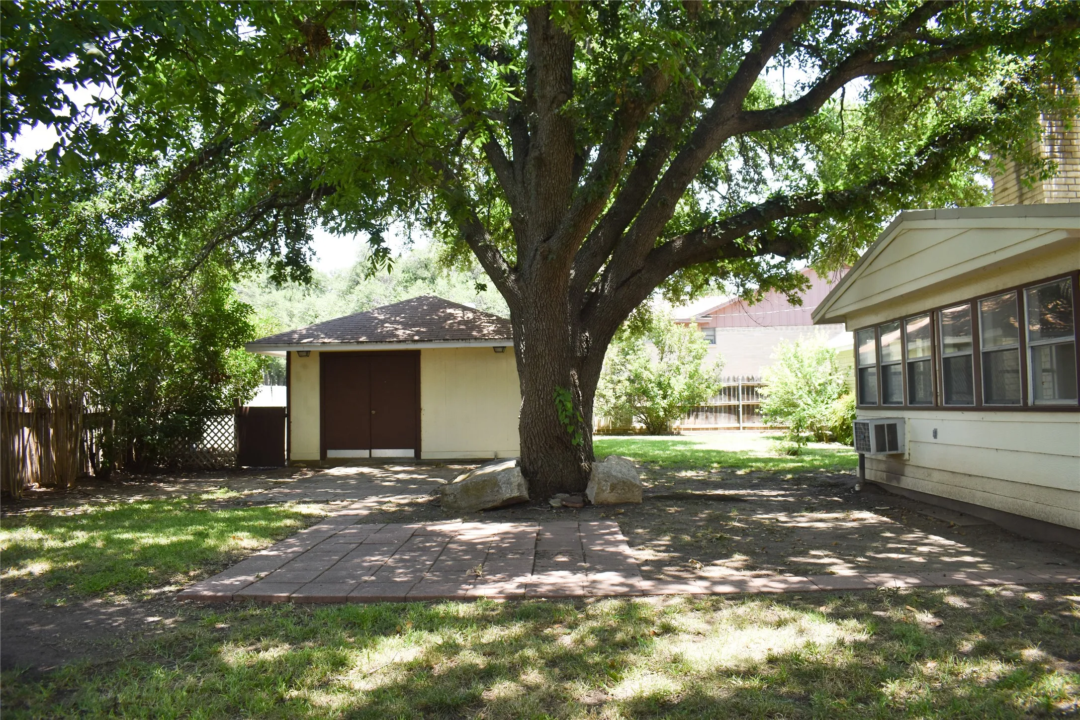 Single Family Residence For Sale in Mc Culloch County , 115 Parkview, Brady, Texas 76825, 3 Bedroom, 3 Bathroom, 2 Garage spaces, 1,872 Sqft, built in 1973, mls#21316070, Real Estate Agent in Brady, Homes For Sale in Mc Culloch county, Homes For Sale in Brady, Realtor in Brady Texas, Real Estate Brokerage Independent Realty Texas, Luminita Cordes Realtor