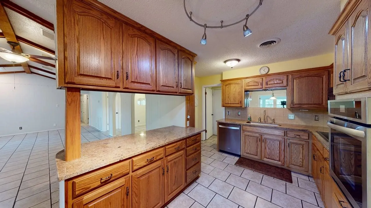Single Family Residence For Sale in Mc Culloch County , 115 Parkview, Brady, Texas 76825, 3 Bedroom, 3 Bathroom, 2 Garage spaces, 1,872 Sqft, built in 1973, mls#21316070, Real Estate Agent in Brady, Homes For Sale in Mc Culloch county, Homes For Sale in Brady, Realtor in Brady Texas, Real Estate Brokerage Independent Realty Texas, Luminita Cordes Realtor