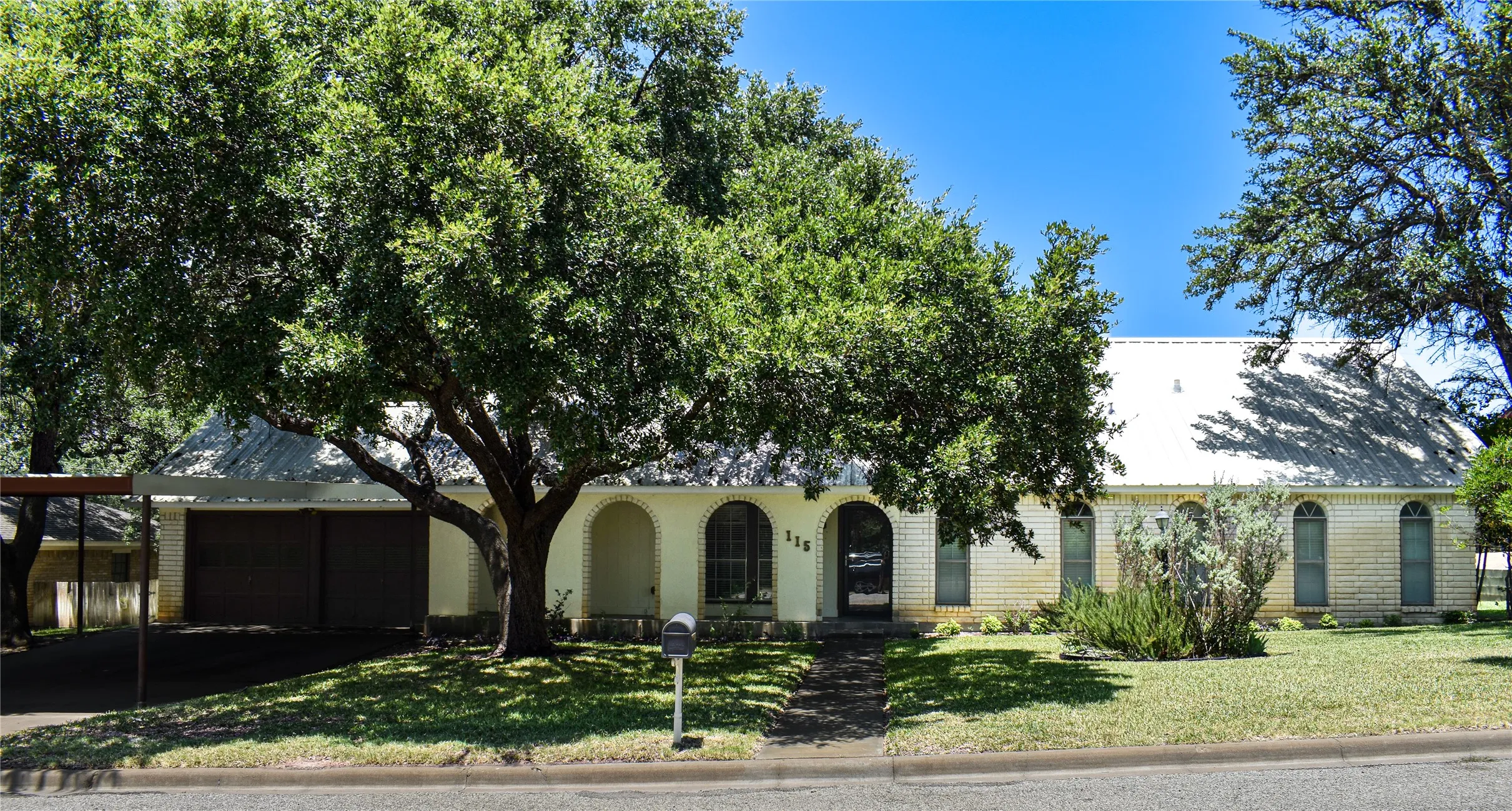 Single Family Residence For Sale in Mc Culloch County , 115 Parkview, Brady, Texas 76825, 3 Bedroom, 3 Bathroom, 2 Garage spaces, 1,872 Sqft, built in 1973, mls#21316070, Real Estate Agent in Brady, Homes For Sale in Mc Culloch county, Homes For Sale in Brady, Realtor in Brady Texas, Real Estate Brokerage Independent Realty Texas, Luminita Cordes Realtor