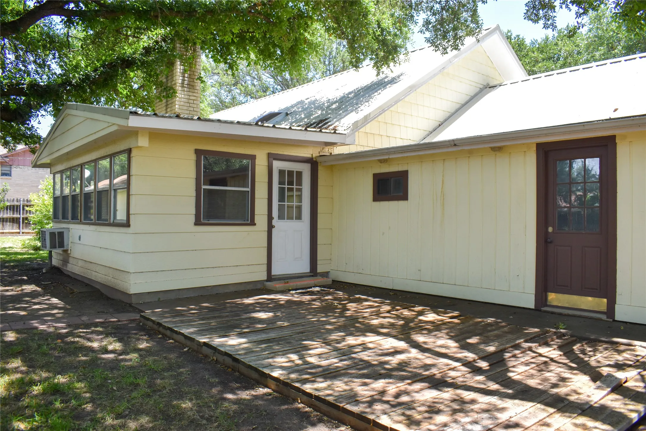 Single Family Residence For Sale in Mc Culloch County , 115 Parkview, Brady, Texas 76825, 3 Bedroom, 3 Bathroom, 2 Garage spaces, 1,872 Sqft, built in 1973, mls#21316070, Real Estate Agent in Brady, Homes For Sale in Mc Culloch county, Homes For Sale in Brady, Realtor in Brady Texas, Real Estate Brokerage Independent Realty Texas, Luminita Cordes Realtor