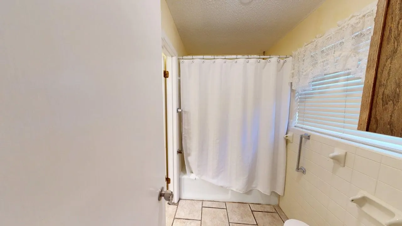 Single Family Residence For Sale in Mc Culloch County , 115 Parkview, Brady, Texas 76825, 3 Bedroom, 3 Bathroom, 2 Garage spaces, 1,872 Sqft, built in 1973, mls#21316070, Real Estate Agent in Brady, Homes For Sale in Mc Culloch county, Homes For Sale in Brady, Realtor in Brady Texas, Real Estate Brokerage Independent Realty Texas, Luminita Cordes Realtor