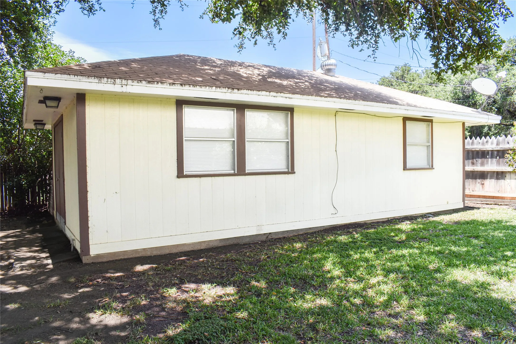 Single Family Residence For Sale in Mc Culloch County , 115 Parkview, Brady, Texas 76825, 3 Bedroom, 3 Bathroom, 2 Garage spaces, 1,872 Sqft, built in 1973, mls#21316070, Real Estate Agent in Brady, Homes For Sale in Mc Culloch county, Homes For Sale in Brady, Realtor in Brady Texas, Real Estate Brokerage Independent Realty Texas, Luminita Cordes Realtor