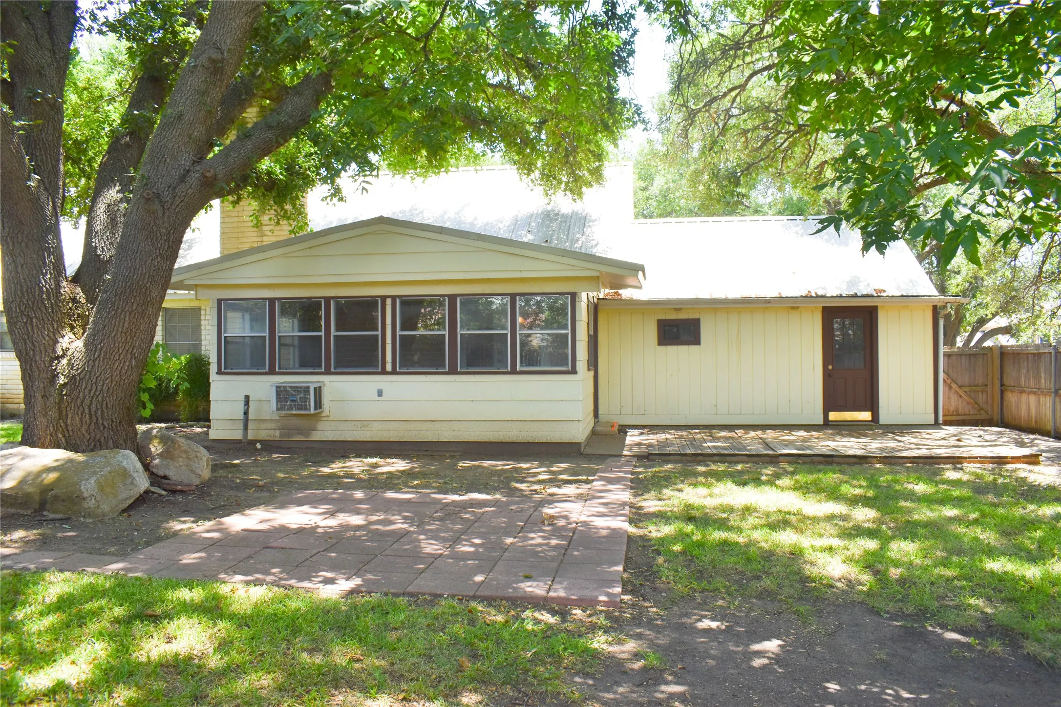 Single Family Residence For Sale in Mc Culloch County , 115 Parkview, Brady, Texas 76825, 3 Bedroom, 3 Bathroom, 2 Garage spaces, 1,872 Sqft, built in 1973, mls#21316070, Real Estate Agent in Brady, Homes For Sale in Mc Culloch county, Homes For Sale in Brady, Realtor in Brady Texas, Real Estate Brokerage Independent Realty Texas, Luminita Cordes Realtor