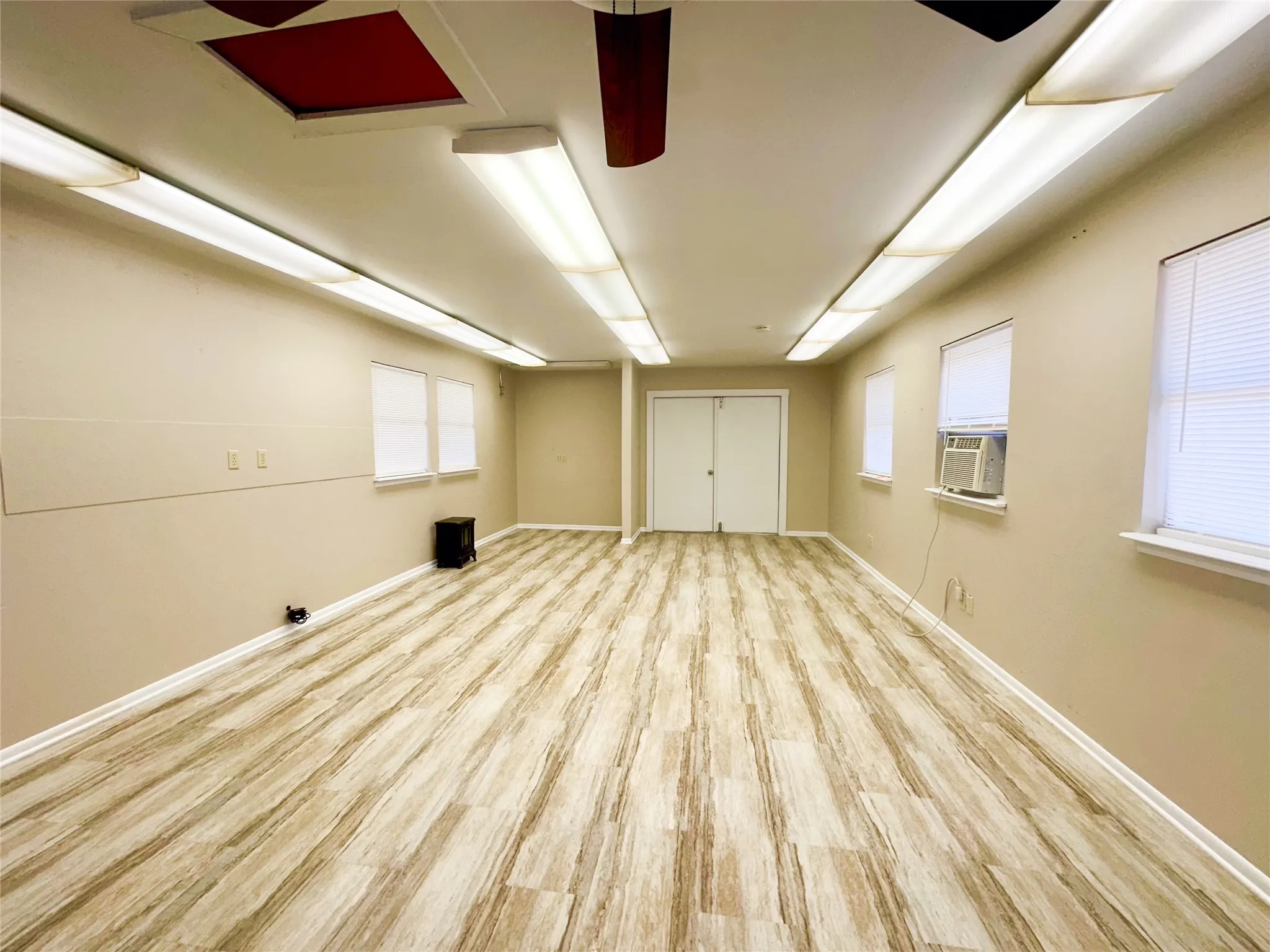 Single Family Residence For Sale in Mc Culloch County , 115 Parkview, Brady, Texas 76825, 3 Bedroom, 3 Bathroom, 2 Garage spaces, 1,872 Sqft, built in 1973, mls#21316070, Real Estate Agent in Brady, Homes For Sale in Mc Culloch county, Homes For Sale in Brady, Realtor in Brady Texas, Real Estate Brokerage Independent Realty Texas, Luminita Cordes Realtor