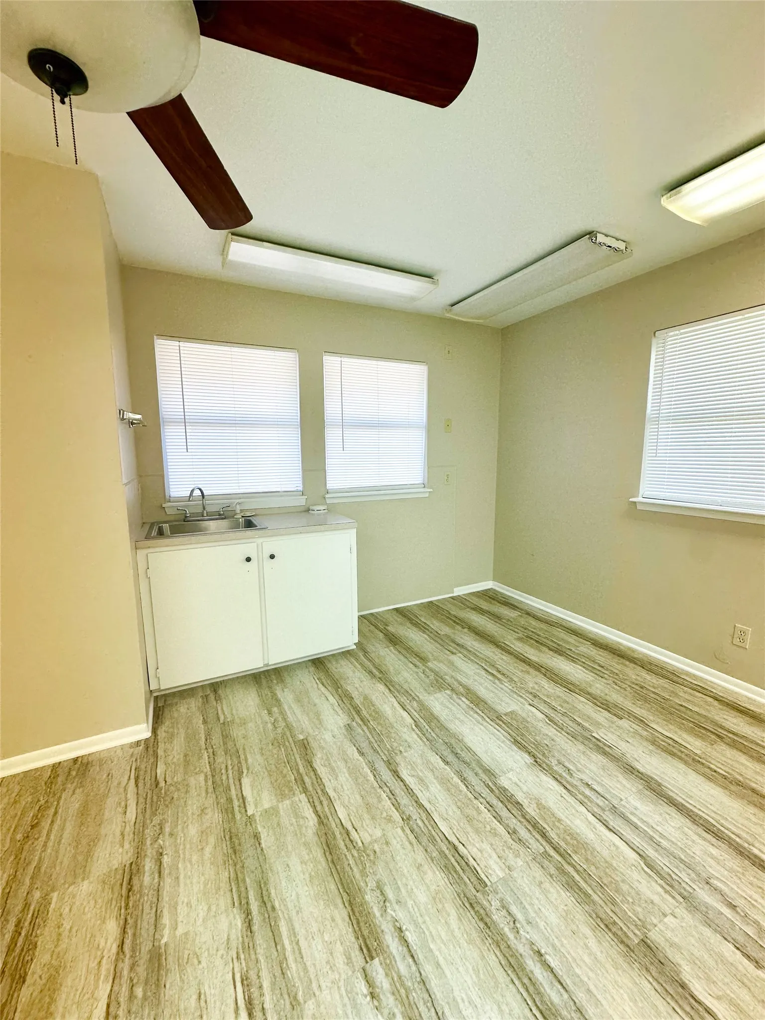 Single Family Residence For Sale in Mc Culloch County , 115 Parkview, Brady, Texas 76825, 3 Bedroom, 3 Bathroom, 2 Garage spaces, 1,872 Sqft, built in 1973, mls#21316070, Real Estate Agent in Brady, Homes For Sale in Mc Culloch county, Homes For Sale in Brady, Realtor in Brady Texas, Real Estate Brokerage Independent Realty Texas, Luminita Cordes Realtor