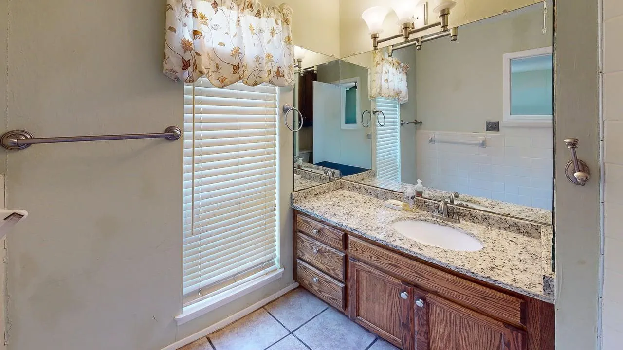 Single Family Residence For Sale in Mc Culloch County , 115 Parkview, Brady, Texas 76825, 3 Bedroom, 3 Bathroom, 2 Garage spaces, 1,872 Sqft, built in 1973, mls#21316070, Real Estate Agent in Brady, Homes For Sale in Mc Culloch county, Homes For Sale in Brady, Realtor in Brady Texas, Real Estate Brokerage Independent Realty Texas, Luminita Cordes Realtor
