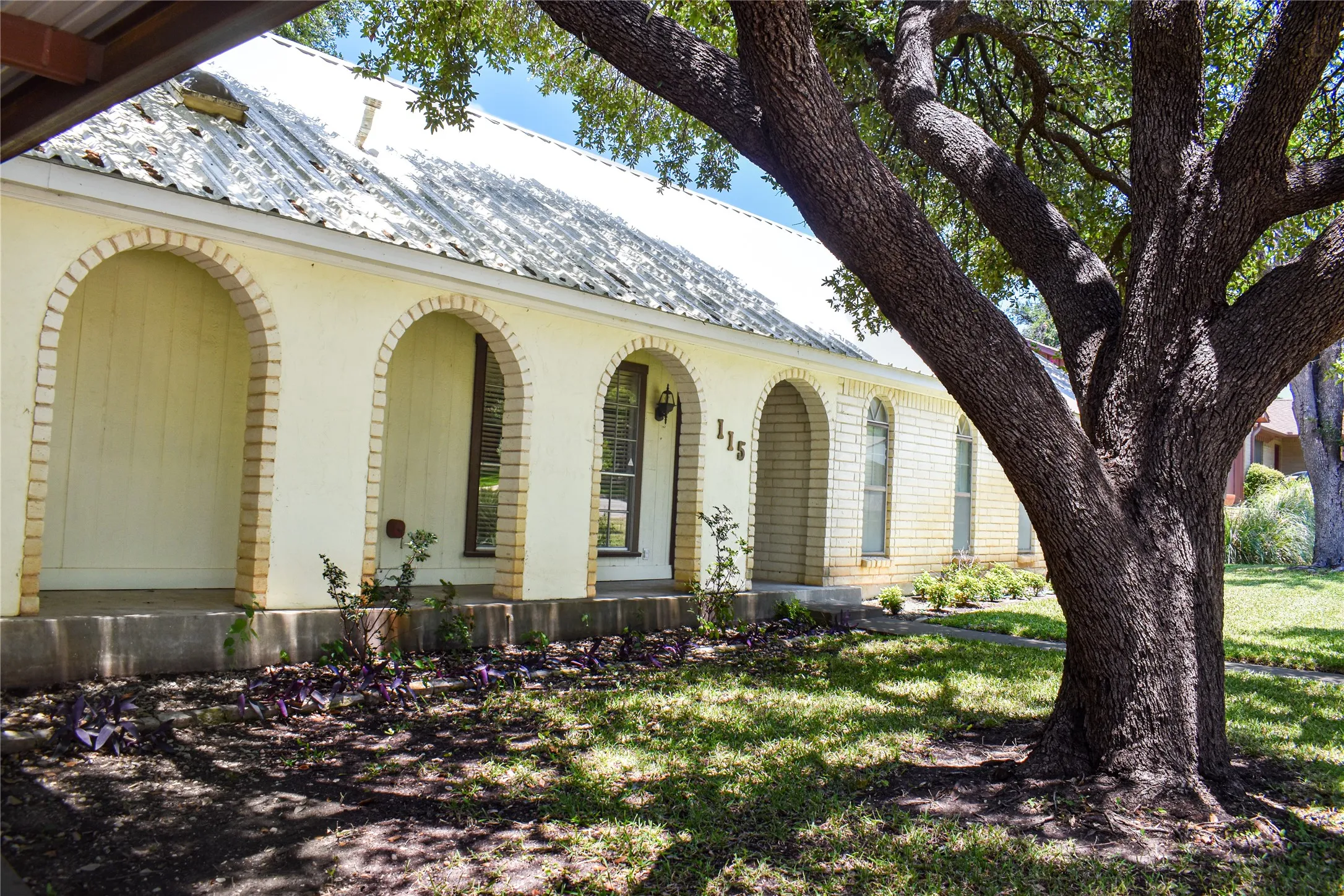 Single Family Residence For Sale in Mc Culloch County , 115 Parkview, Brady, Texas 76825, 3 Bedroom, 3 Bathroom, 2 Garage spaces, 1,872 Sqft, built in 1973, mls#21316070, Real Estate Agent in Brady, Homes For Sale in Mc Culloch county, Homes For Sale in Brady, Realtor in Brady Texas, Real Estate Brokerage Independent Realty Texas, Luminita Cordes Realtor