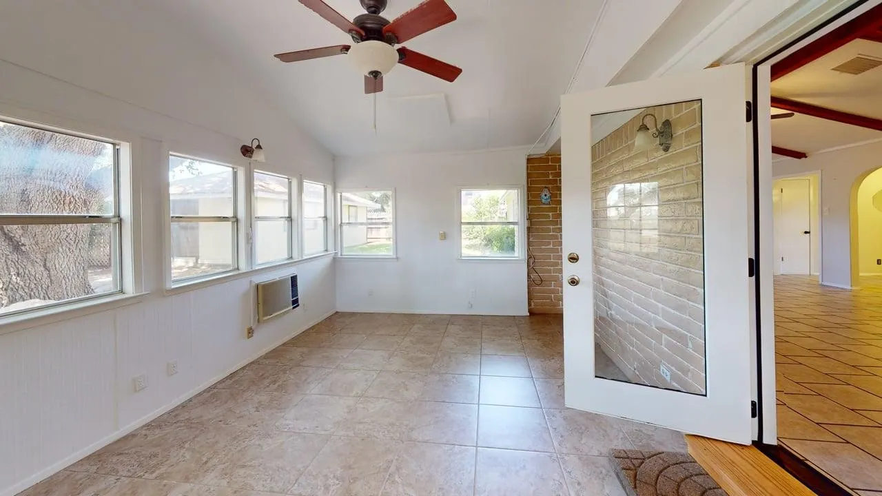 Single Family Residence For Sale in Mc Culloch County , 115 Parkview, Brady, Texas 76825, 3 Bedroom, 3 Bathroom, 2 Garage spaces, 1,872 Sqft, built in 1973, mls#21316070, Real Estate Agent in Brady, Homes For Sale in Mc Culloch county, Homes For Sale in Brady, Realtor in Brady Texas, Real Estate Brokerage Independent Realty Texas, Luminita Cordes Realtor