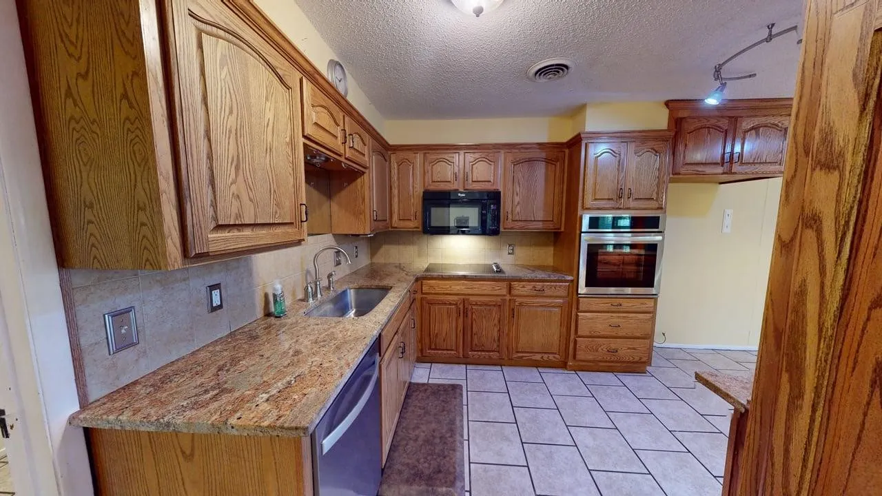 Single Family Residence For Sale in Mc Culloch County , 115 Parkview, Brady, Texas 76825, 3 Bedroom, 3 Bathroom, 2 Garage spaces, 1,872 Sqft, built in 1973, mls#21316070, Real Estate Agent in Brady, Homes For Sale in Mc Culloch county, Homes For Sale in Brady, Realtor in Brady Texas, Real Estate Brokerage Independent Realty Texas, Luminita Cordes Realtor