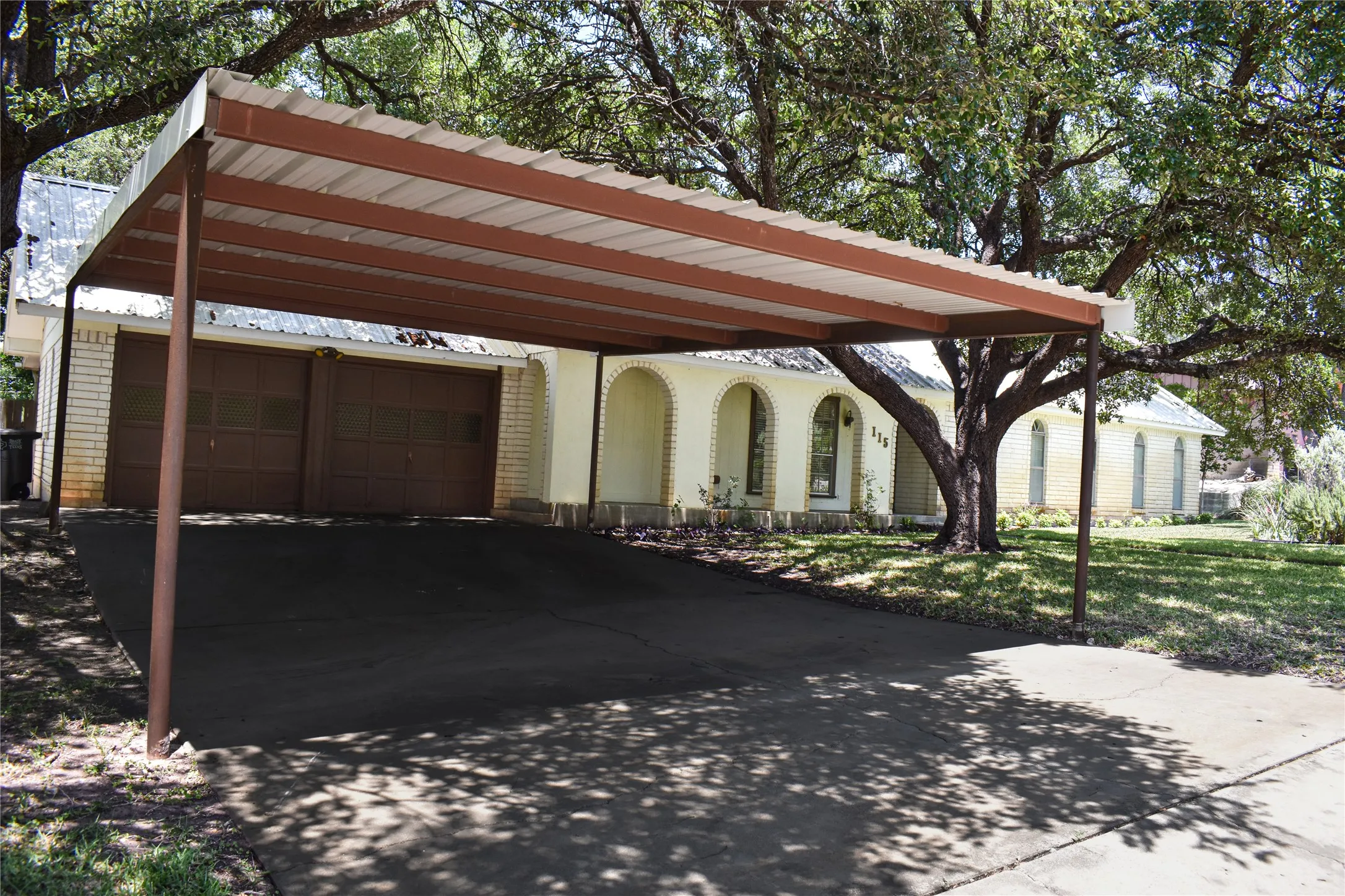 Single Family Residence For Sale in Mc Culloch County , 115 Parkview, Brady, Texas 76825, 3 Bedroom, 3 Bathroom, 2 Garage spaces, 1,872 Sqft, built in 1973, mls#21316070, Real Estate Agent in Brady, Homes For Sale in Mc Culloch county, Homes For Sale in Brady, Realtor in Brady Texas, Real Estate Brokerage Independent Realty Texas, Luminita Cordes Realtor