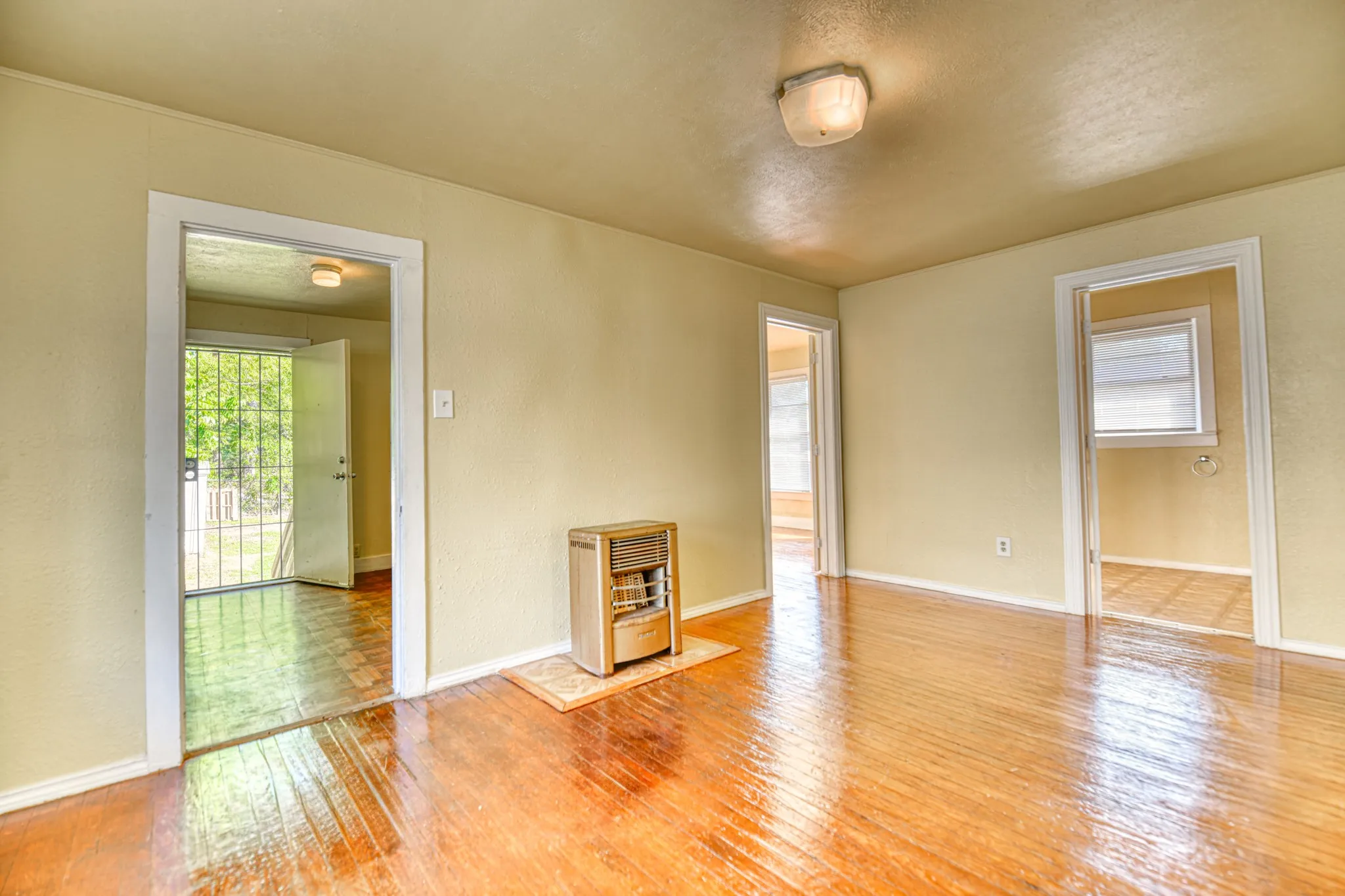 Single Family Residence For Rent in Dallas County , 1559 Vermont Avenue, Dallas, Texas 75216, 2 Bedroom, 1 Bathroom, Garage spaces, 1,066 Sqft, built in 1925, mls#21316114, Real Estate Agent in Dallas, Homes For Rent in Dallas county, Homes For Rent in Dallas, Realtor in Dallas Texas, Real Estate Brokerage Independent Realty Texas, Luminita Cordes Realtor