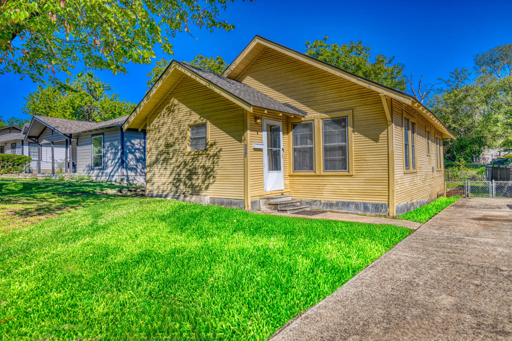 Single Family Residence For Rent in Dallas County , 1559 Vermont Avenue, Dallas, Texas 75216, 2 Bedroom, 1 Bathroom, Garage spaces, 1,066 Sqft, built in 1925, mls#21316114, Real Estate Agent in Dallas, Homes For Rent in Dallas county, Homes For Rent in Dallas, Realtor in Dallas Texas, Real Estate Brokerage Independent Realty Texas, Luminita Cordes Realtor