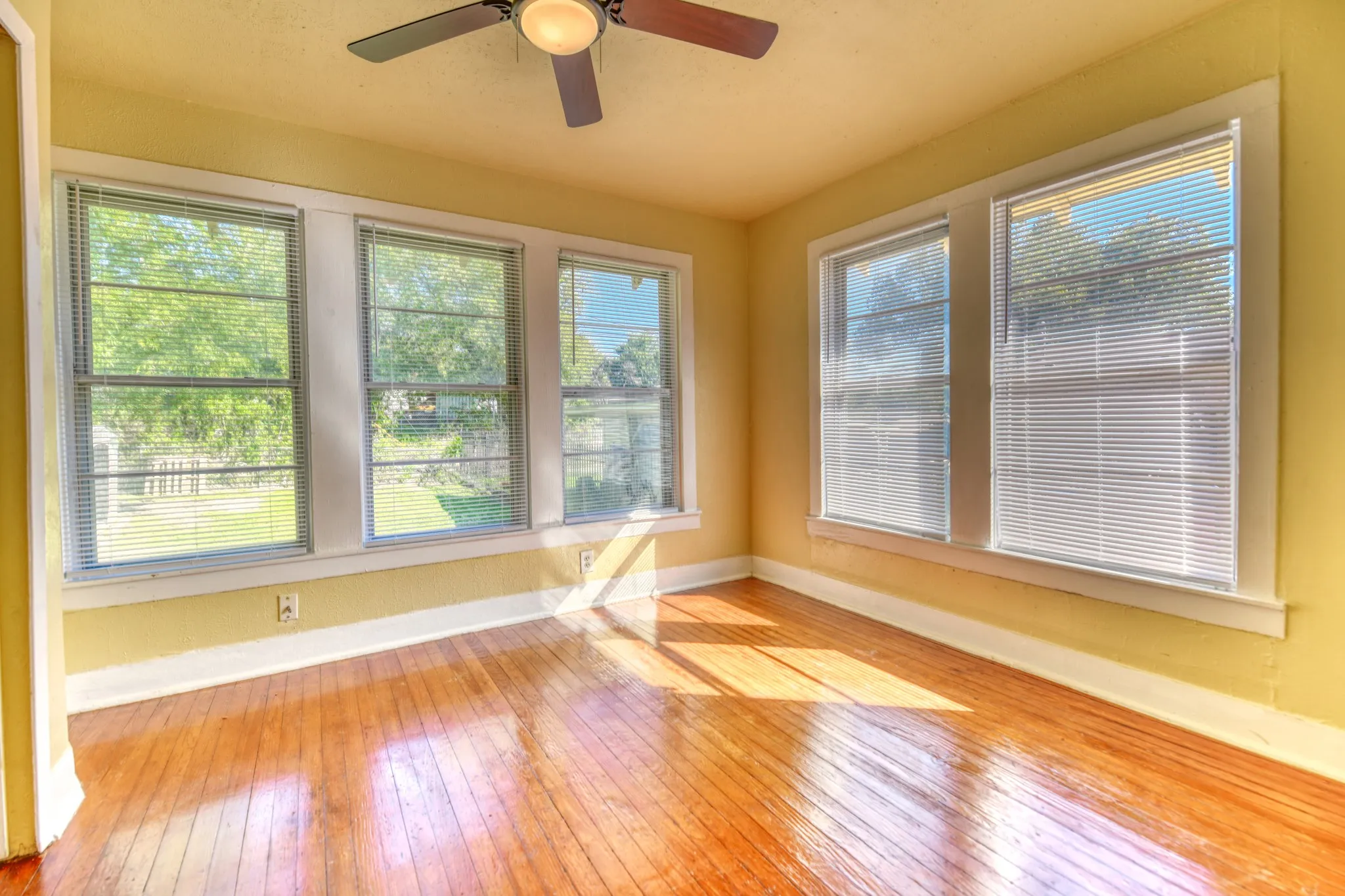 Single Family Residence For Rent in Dallas County , 1559 Vermont Avenue, Dallas, Texas 75216, 2 Bedroom, 1 Bathroom, Garage spaces, 1,066 Sqft, built in 1925, mls#21316114, Real Estate Agent in Dallas, Homes For Rent in Dallas county, Homes For Rent in Dallas, Realtor in Dallas Texas, Real Estate Brokerage Independent Realty Texas, Luminita Cordes Realtor