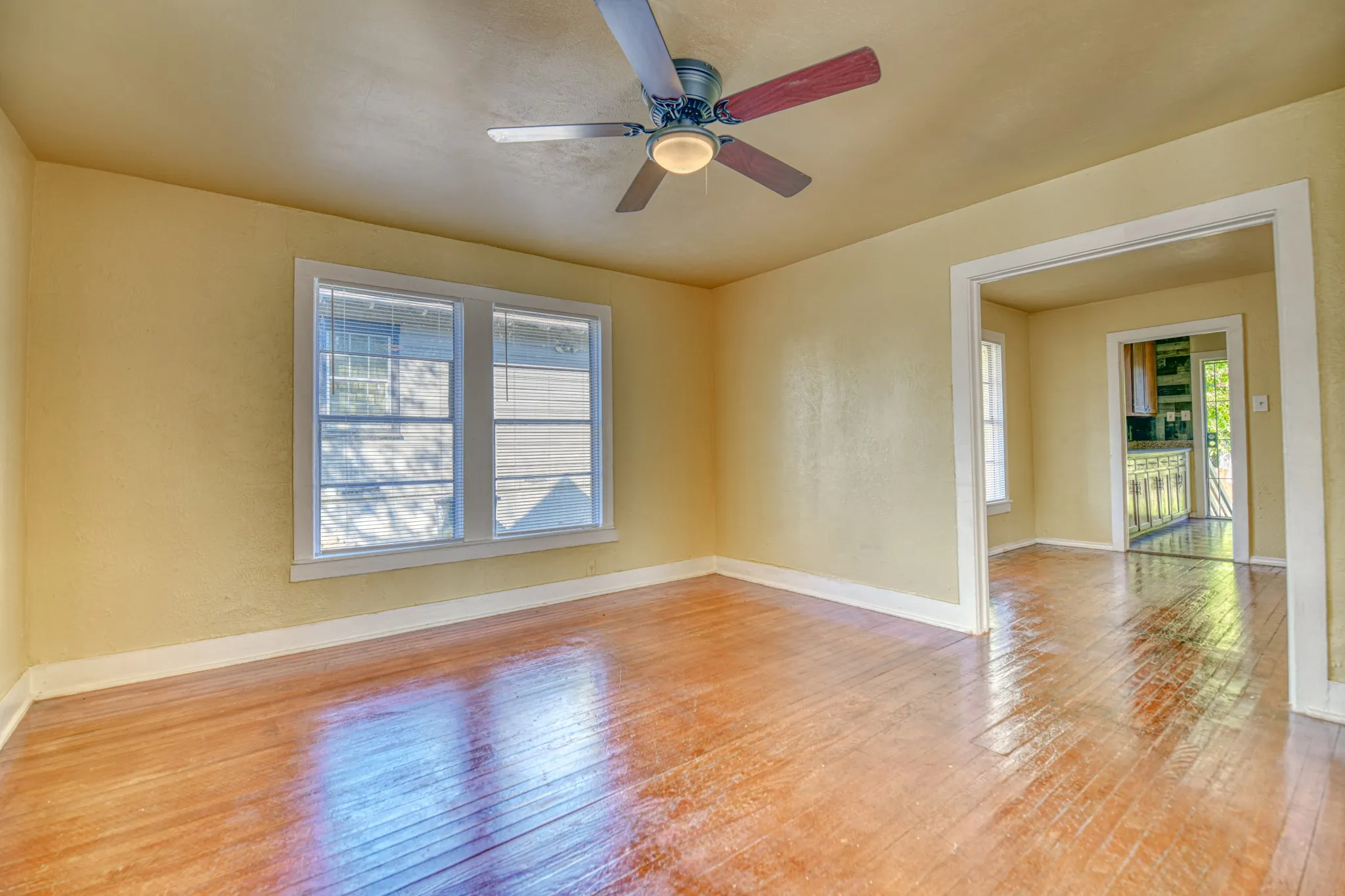 Single Family Residence For Rent in Dallas County , 1559 Vermont Avenue, Dallas, Texas 75216, 2 Bedroom, 1 Bathroom, Garage spaces, 1,066 Sqft, built in 1925, mls#21316114, Real Estate Agent in Dallas, Homes For Rent in Dallas county, Homes For Rent in Dallas, Realtor in Dallas Texas, Real Estate Brokerage Independent Realty Texas, Luminita Cordes Realtor