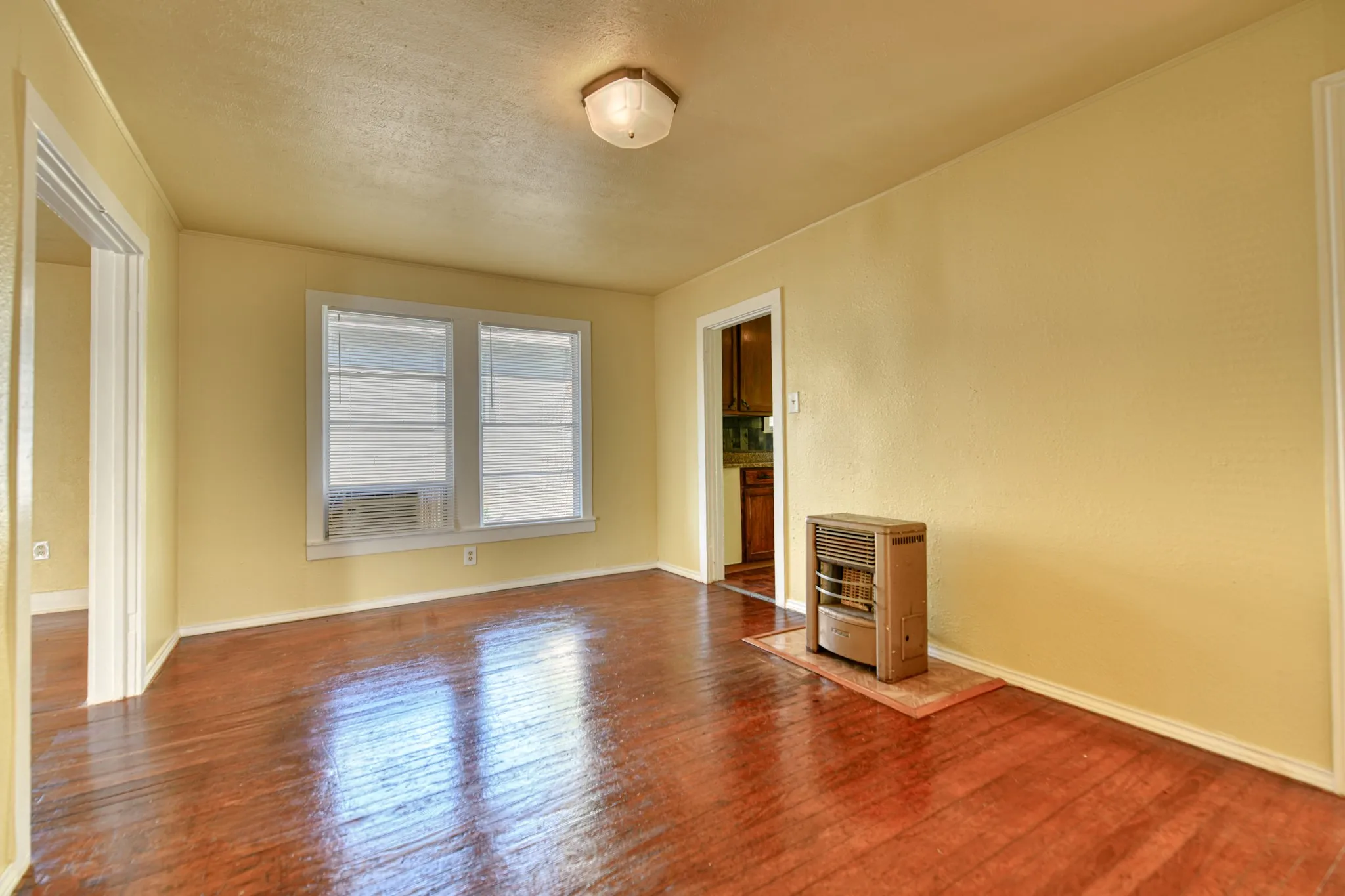 Single Family Residence For Rent in Dallas County , 1559 Vermont Avenue, Dallas, Texas 75216, 2 Bedroom, 1 Bathroom, Garage spaces, 1,066 Sqft, built in 1925, mls#21316114, Real Estate Agent in Dallas, Homes For Rent in Dallas county, Homes For Rent in Dallas, Realtor in Dallas Texas, Real Estate Brokerage Independent Realty Texas, Luminita Cordes Realtor