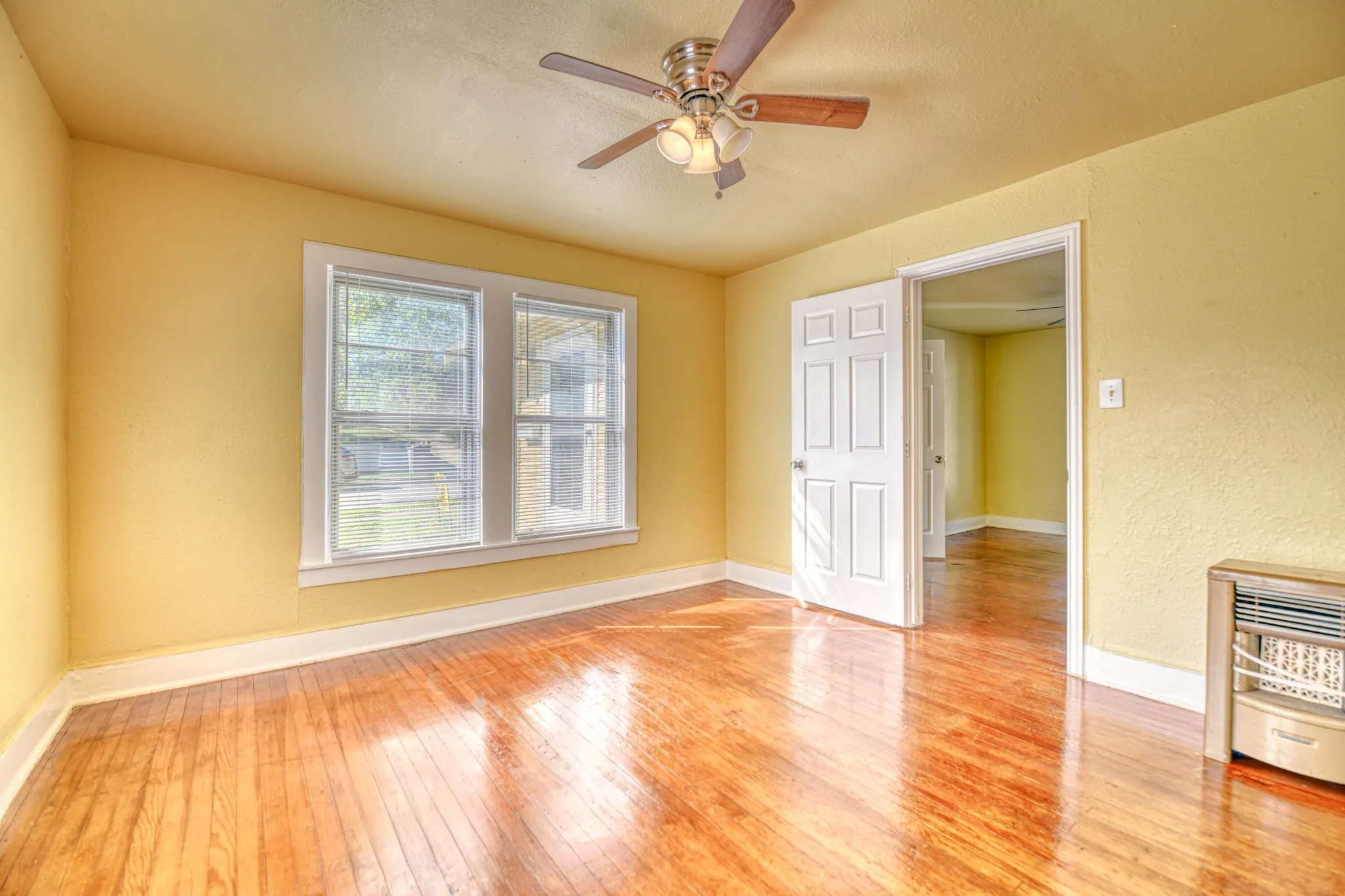 Single Family Residence For Rent in Dallas County , 1559 Vermont Avenue, Dallas, Texas 75216, 2 Bedroom, 1 Bathroom, Garage spaces, 1,066 Sqft, built in 1925, mls#21316114, Real Estate Agent in Dallas, Homes For Rent in Dallas county, Homes For Rent in Dallas, Realtor in Dallas Texas, Real Estate Brokerage Independent Realty Texas, Luminita Cordes Realtor