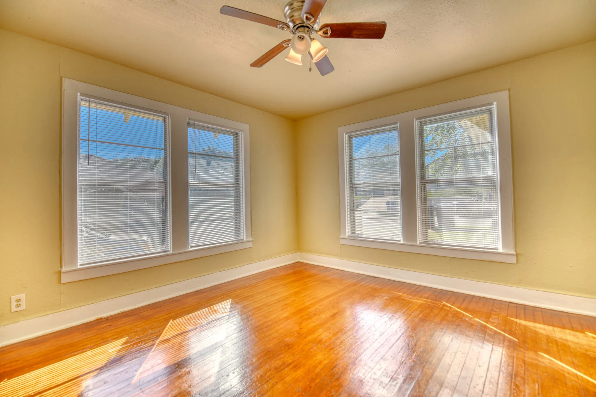 Single Family Residence For Rent in Dallas County , 1559 Vermont Avenue, Dallas, Texas 75216, 2 Bedroom, 1 Bathroom, Garage spaces, 1,066 Sqft, built in 1925, mls#21316114, Real Estate Agent in Dallas, Homes For Rent in Dallas county, Homes For Rent in Dallas, Realtor in Dallas Texas, Real Estate Brokerage Independent Realty Texas, Luminita Cordes Realtor