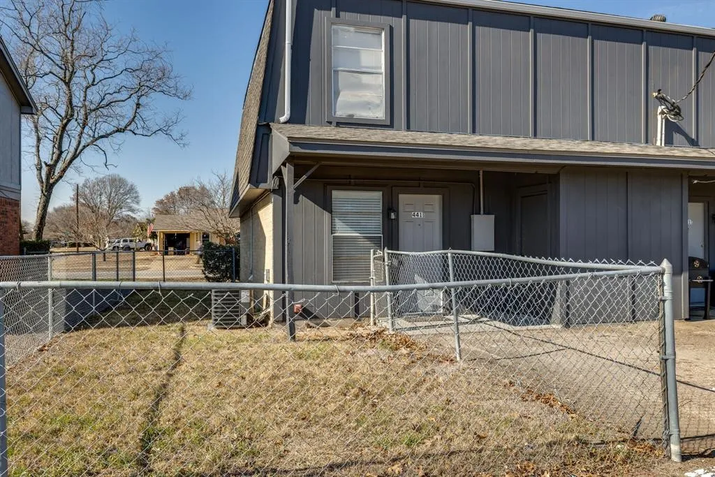 Quadruplex For Rent in Johnson County , 441 SW Thomas Street D, Burleson, Texas 76028, 2 Bedroom, 2 Bathroom, Garage spaces, 1,100 Sqft, built in 1979, mls#21290778, Real Estate Agent in Burleson, Homes For Rent in Johnson county, Homes For Rent in Burleson, Realtor in Burleson Texas, Real Estate Brokerage Independent Realty Texas, Luminita Cordes Realtor