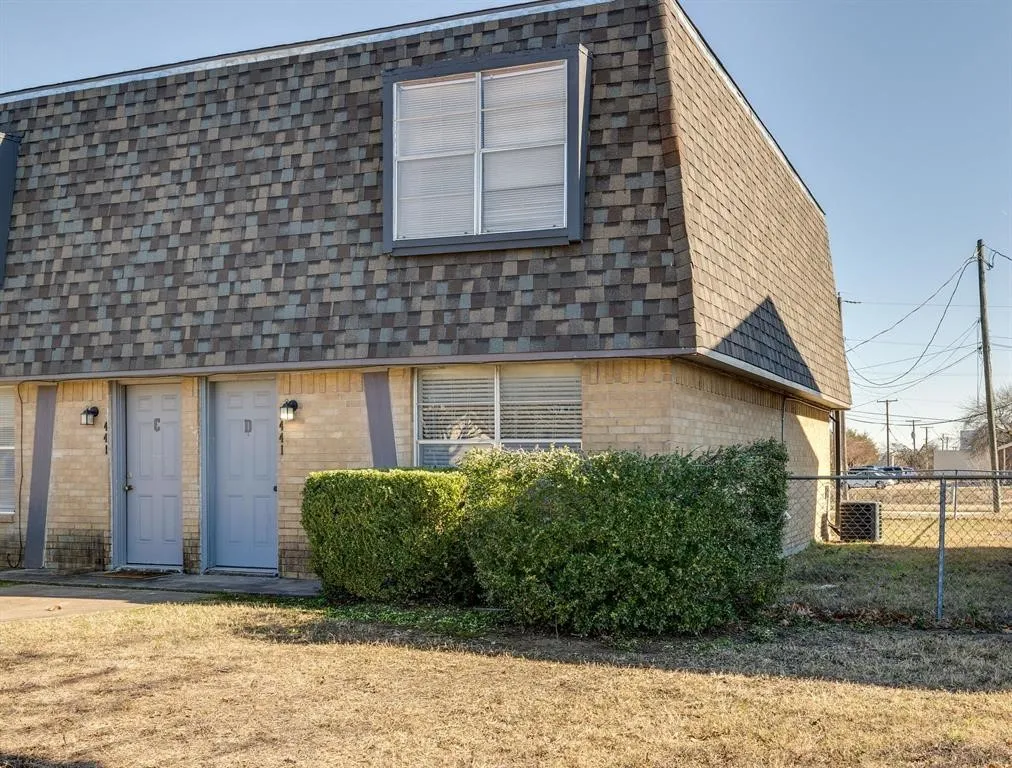 Quadruplex For Rent in Johnson County , 441 SW Thomas Street D, Burleson, Texas 76028, 2 Bedroom, 2 Bathroom, Garage spaces, 1,100 Sqft, built in 1979, mls#21290778, Real Estate Agent in Burleson, Homes For Rent in Johnson county, Homes For Rent in Burleson, Realtor in Burleson Texas, Real Estate Brokerage Independent Realty Texas, Luminita Cordes Realtor