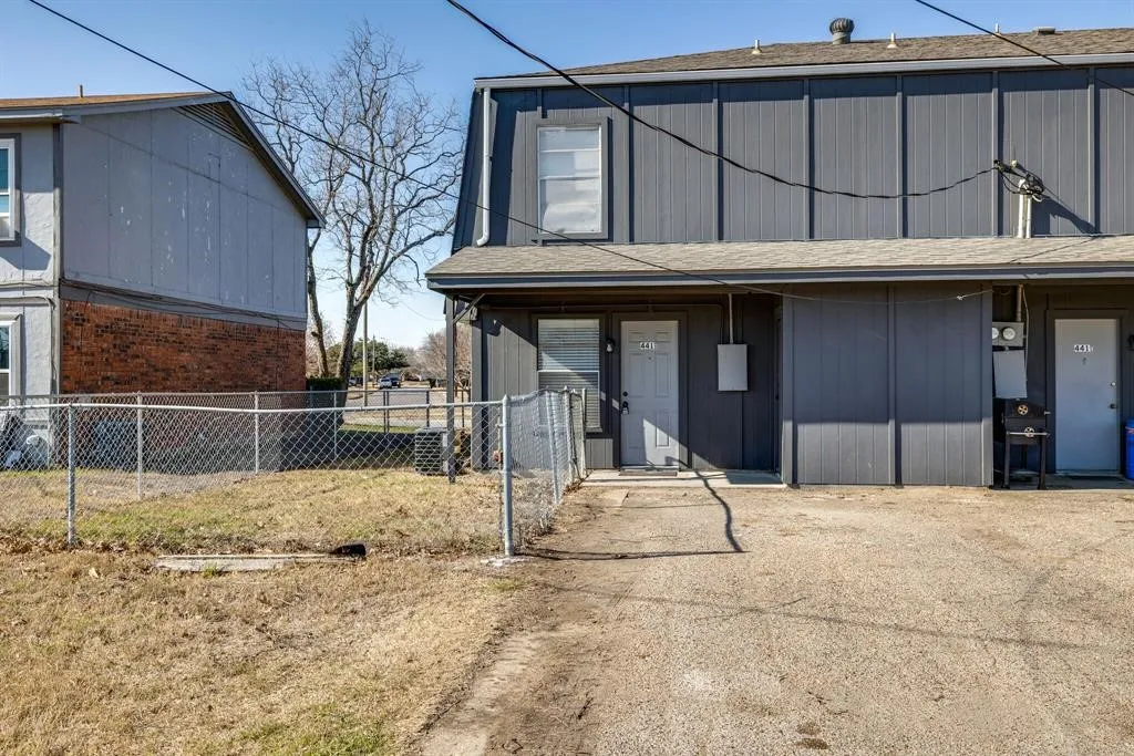 Quadruplex For Rent in Johnson County , 441 SW Thomas Street D, Burleson, Texas 76028, 2 Bedroom, 2 Bathroom, Garage spaces, 1,100 Sqft, built in 1979, mls#21290778, Real Estate Agent in Burleson, Homes For Rent in Johnson county, Homes For Rent in Burleson, Realtor in Burleson Texas, Real Estate Brokerage Independent Realty Texas, Luminita Cordes Realtor
