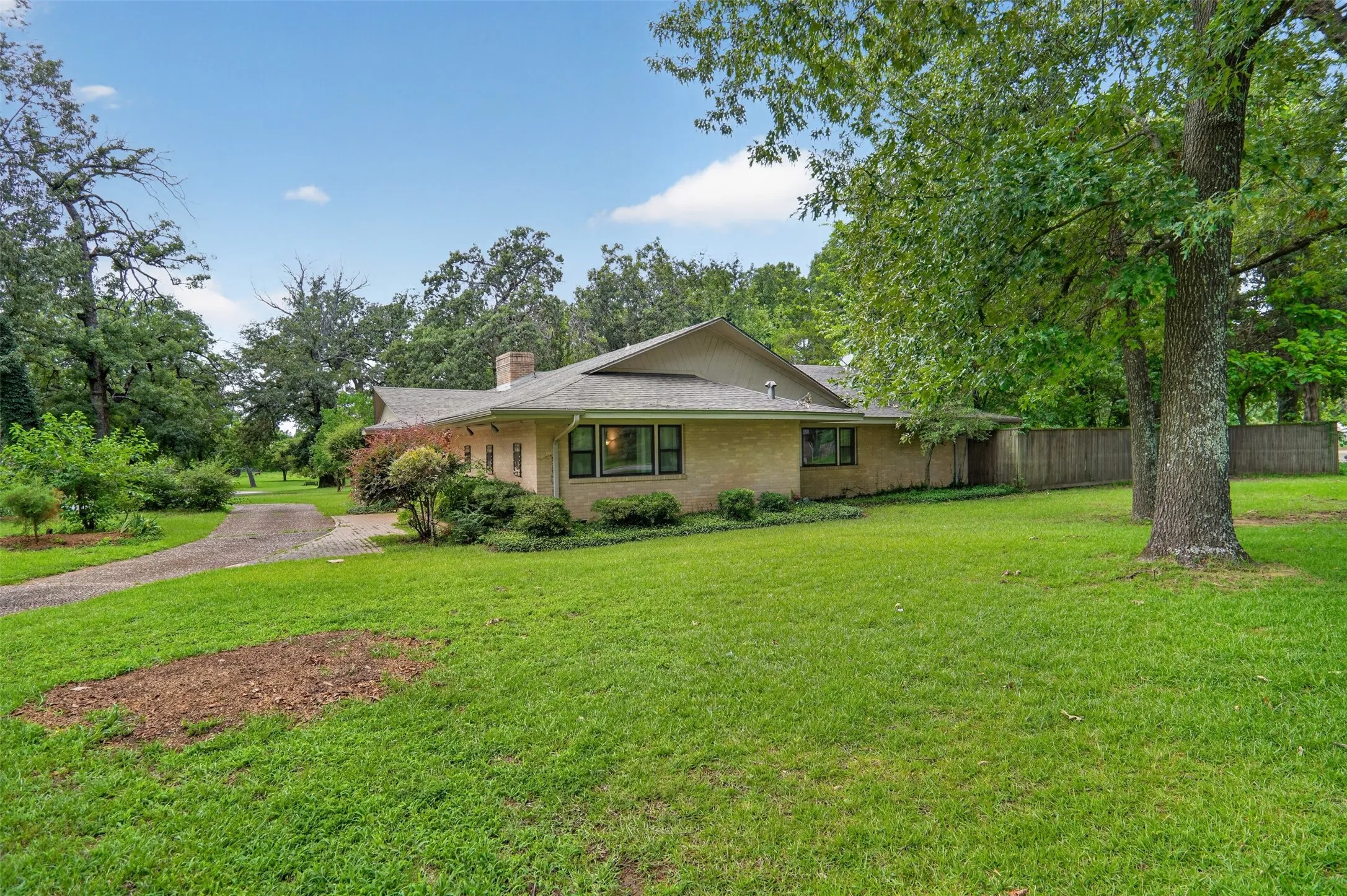 Single Family Residence For Sale in Lamar County , 1911 Harrison Avenue, Paris, Texas 75460, 3 Bedroom, 4 Bathroom, Garage spaces, 3,625 Sqft, built in 1958, mls#21284150, Real Estate Agent in Paris, Homes For Sale in Lamar county, Homes For Sale in Paris, Realtor in Paris Texas, Real Estate Brokerage Independent Realty Texas, Luminita Cordes Realtor