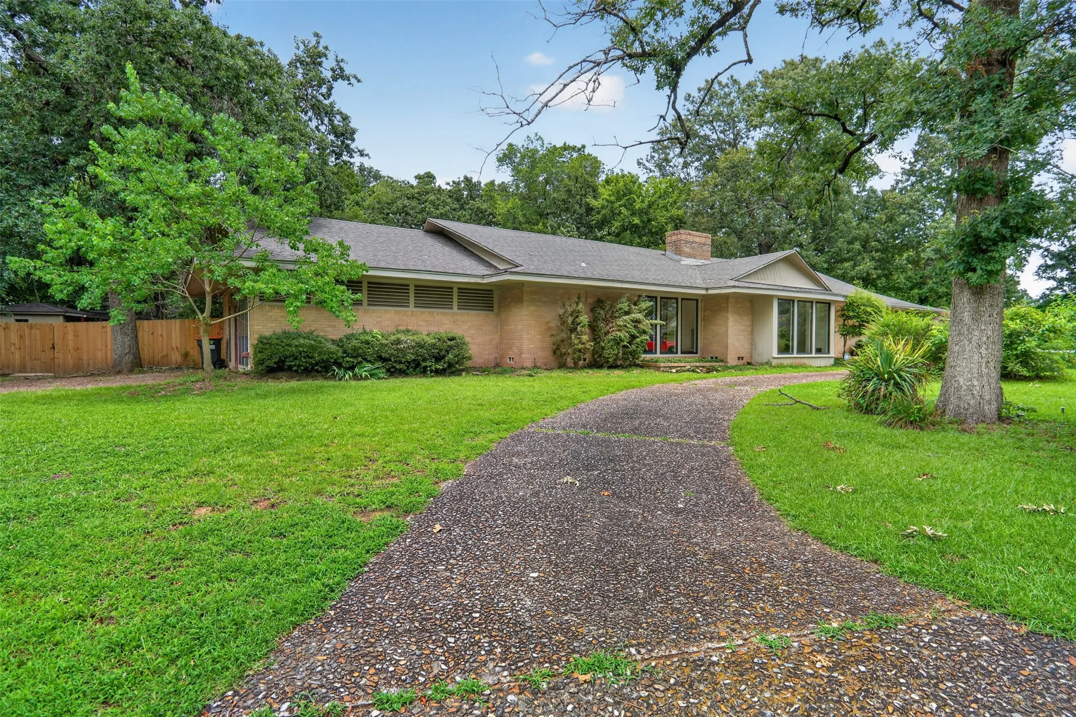 Single Family Residence For Sale in Lamar County , 1911 Harrison Avenue, Paris, Texas 75460, 3 Bedroom, 4 Bathroom, Garage spaces, 3,625 Sqft, built in 1958, mls#21284150, Real Estate Agent in Paris, Homes For Sale in Lamar county, Homes For Sale in Paris, Realtor in Paris Texas, Real Estate Brokerage Independent Realty Texas, Luminita Cordes Realtor