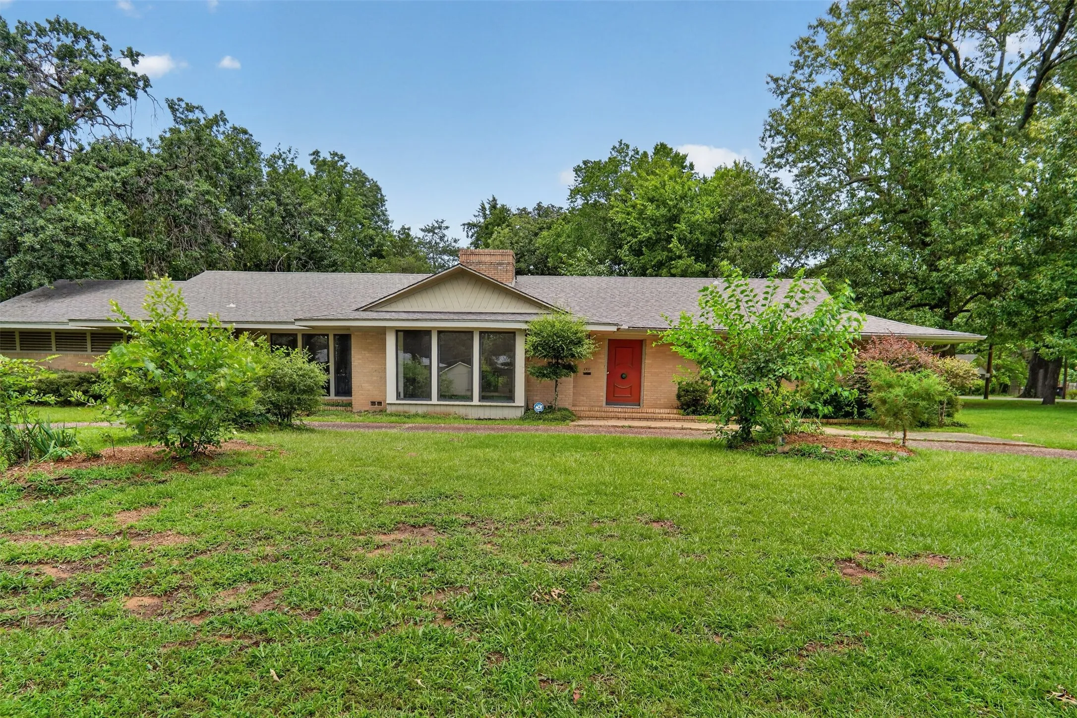 Single Family Residence For Sale in Lamar County , 1911 Harrison Avenue, Paris, Texas 75460, 3 Bedroom, 4 Bathroom, Garage spaces, 3,625 Sqft, built in 1958, mls#21284150, Real Estate Agent in Paris, Homes For Sale in Lamar county, Homes For Sale in Paris, Realtor in Paris Texas, Real Estate Brokerage Independent Realty Texas, Luminita Cordes Realtor