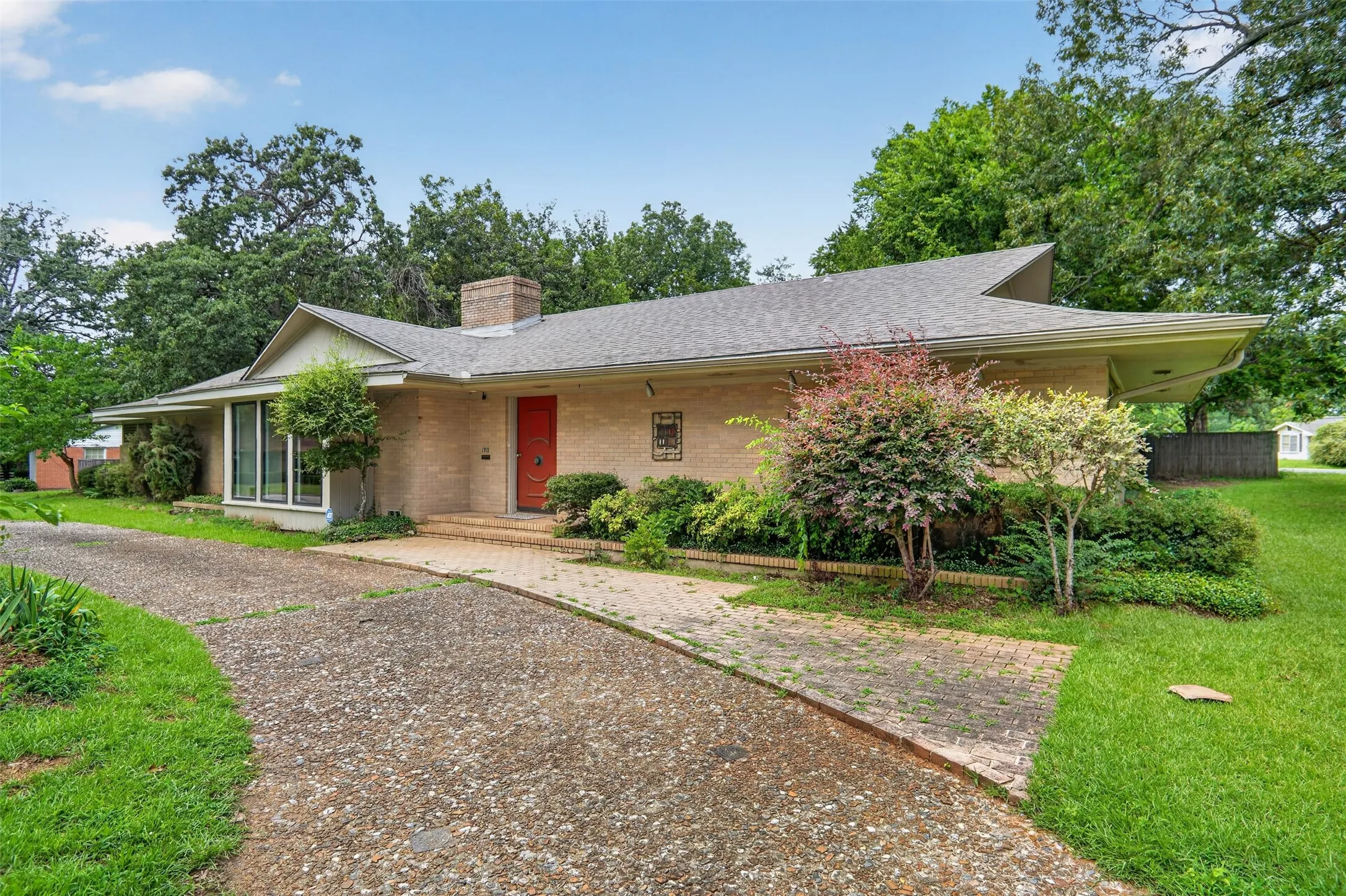 Single Family Residence For Sale in Lamar County , 1911 Harrison Avenue, Paris, Texas 75460, 3 Bedroom, 4 Bathroom, Garage spaces, 3,625 Sqft, built in 1958, mls#21284150, Real Estate Agent in Paris, Homes For Sale in Lamar county, Homes For Sale in Paris, Realtor in Paris Texas, Real Estate Brokerage Independent Realty Texas, Luminita Cordes Realtor