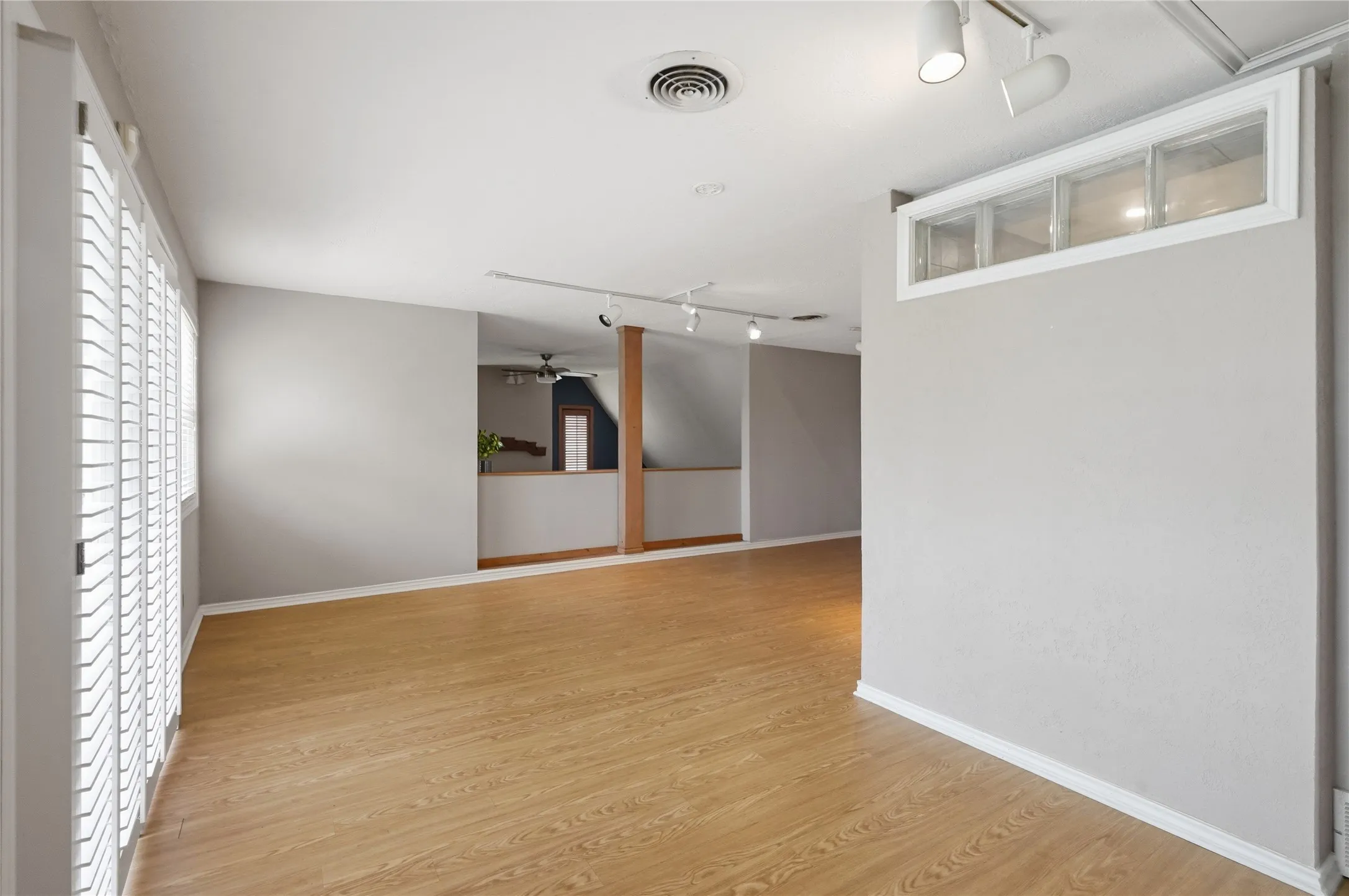 Single Family Residence For Sale in Tarrant County , 8960 Dickson Road, Fort Worth, Texas 76179, 4 Bedroom, 4 Bathroom, 2 Garage spaces, 4,124 Sqft, built in 1978, mls#21293746, Real Estate Agent in Fort Worth, Homes For Sale in Tarrant county, Homes For Sale in Fort Worth, Realtor in Fort Worth Texas, Real Estate Brokerage Independent Realty Texas, Luminita Cordes Realtor