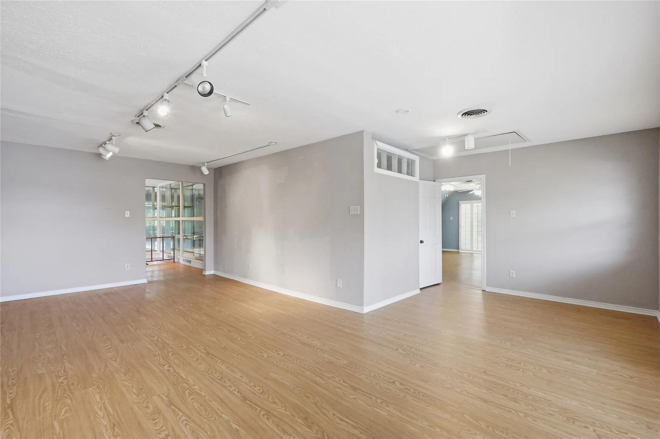 Single Family Residence For Sale in Tarrant County , 8960 Dickson Road, Fort Worth, Texas 76179, 4 Bedroom, 4 Bathroom, 2 Garage spaces, 4,124 Sqft, built in 1978, mls#21293746, Real Estate Agent in Fort Worth, Homes For Sale in Tarrant county, Homes For Sale in Fort Worth, Realtor in Fort Worth Texas, Real Estate Brokerage Independent Realty Texas, Luminita Cordes Realtor