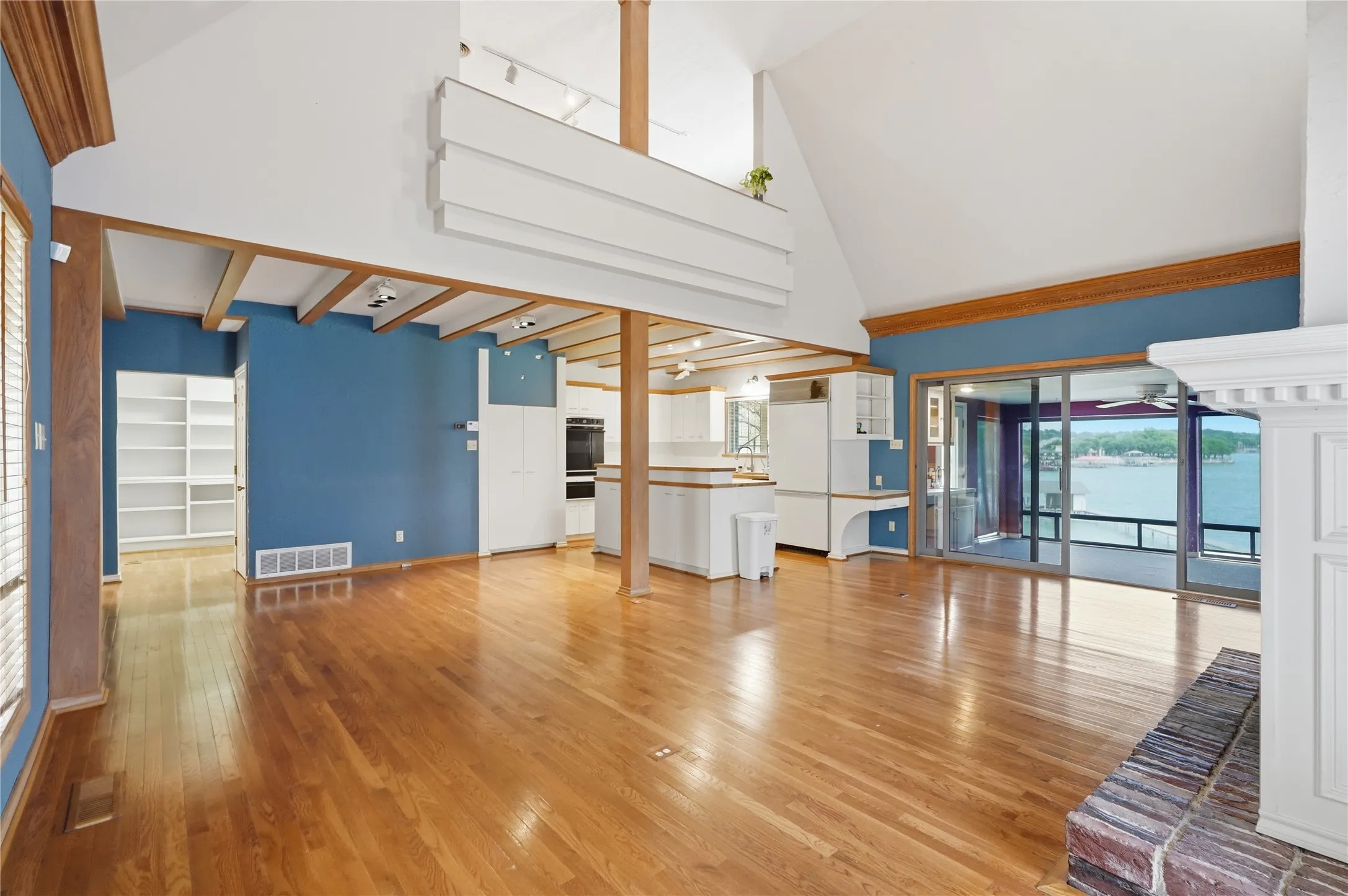 Single Family Residence For Sale in Tarrant County , 8960 Dickson Road, Fort Worth, Texas 76179, 4 Bedroom, 4 Bathroom, 2 Garage spaces, 4,124 Sqft, built in 1978, mls#21293746, Real Estate Agent in Fort Worth, Homes For Sale in Tarrant county, Homes For Sale in Fort Worth, Realtor in Fort Worth Texas, Real Estate Brokerage Independent Realty Texas, Luminita Cordes Realtor