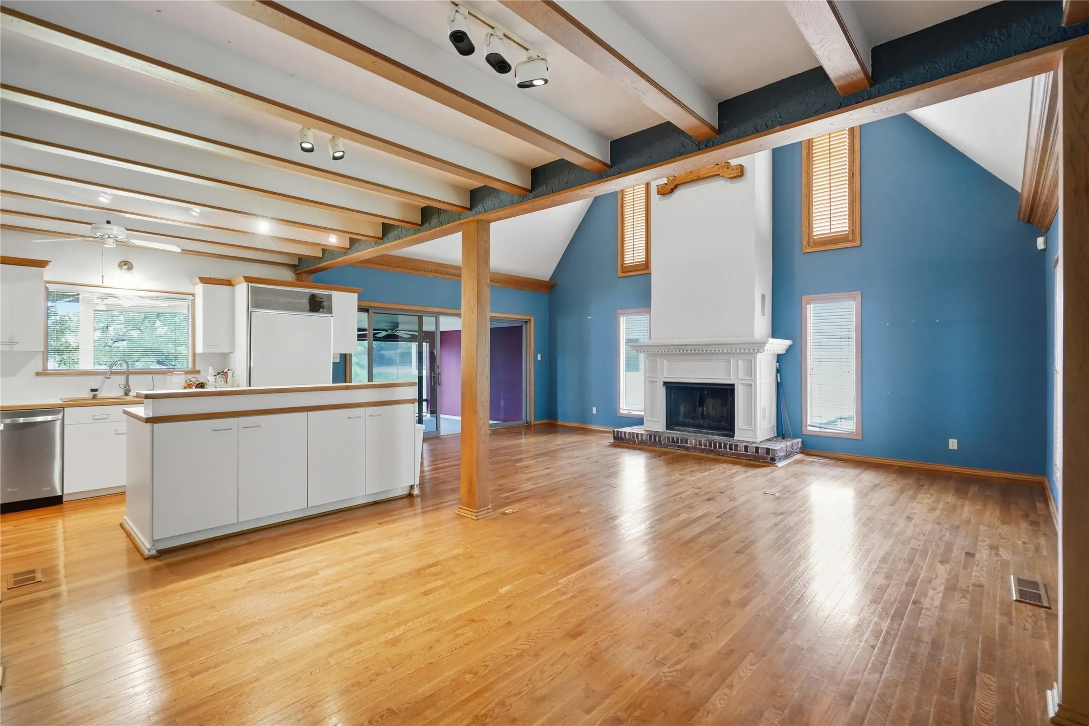 Single Family Residence For Sale in Tarrant County , 8960 Dickson Road, Fort Worth, Texas 76179, 4 Bedroom, 4 Bathroom, 2 Garage spaces, 4,124 Sqft, built in 1978, mls#21293746, Real Estate Agent in Fort Worth, Homes For Sale in Tarrant county, Homes For Sale in Fort Worth, Realtor in Fort Worth Texas, Real Estate Brokerage Independent Realty Texas, Luminita Cordes Realtor