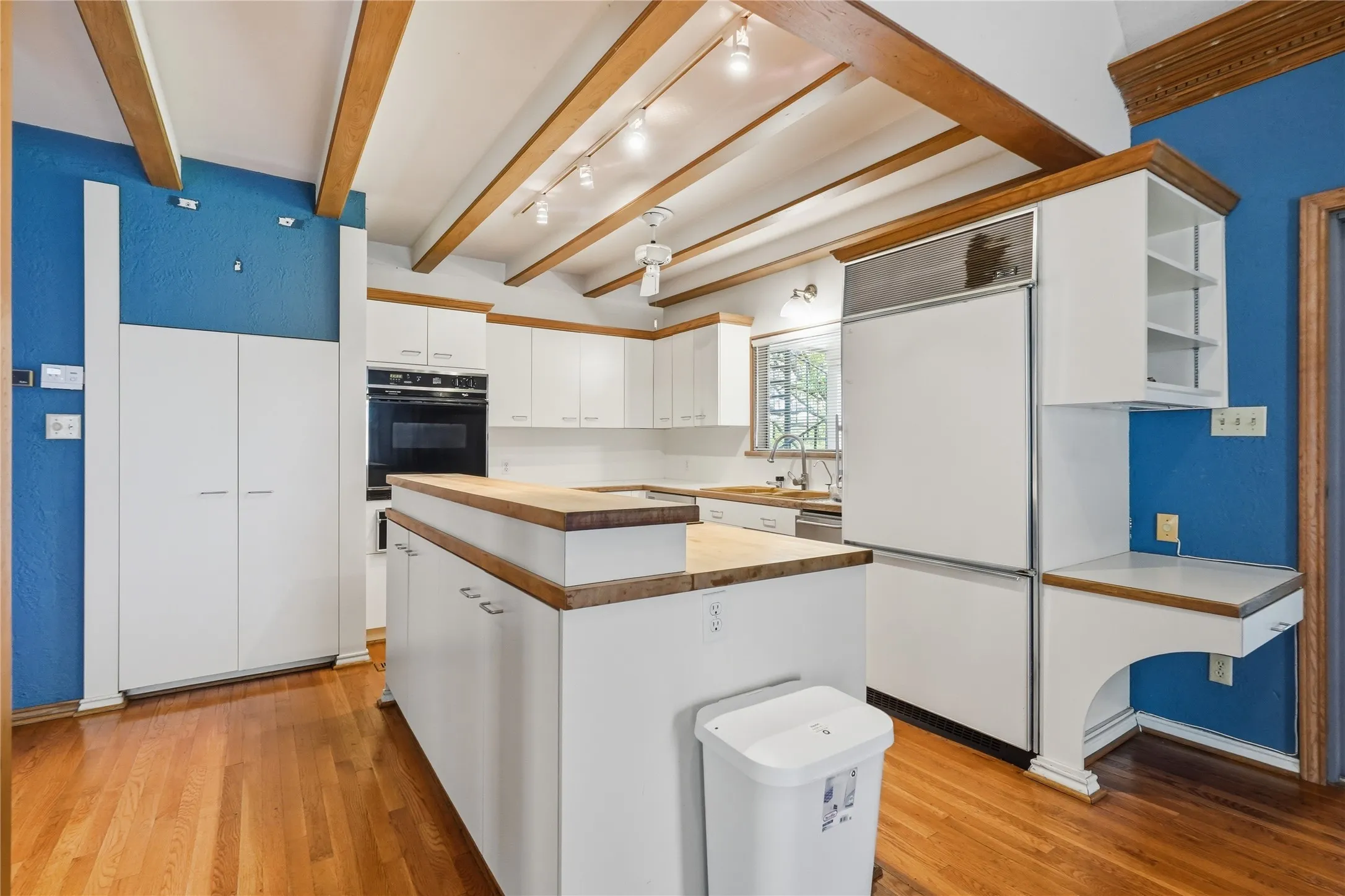 Single Family Residence For Sale in Tarrant County , 8960 Dickson Road, Fort Worth, Texas 76179, 4 Bedroom, 4 Bathroom, 2 Garage spaces, 4,124 Sqft, built in 1978, mls#21293746, Real Estate Agent in Fort Worth, Homes For Sale in Tarrant county, Homes For Sale in Fort Worth, Realtor in Fort Worth Texas, Real Estate Brokerage Independent Realty Texas, Luminita Cordes Realtor