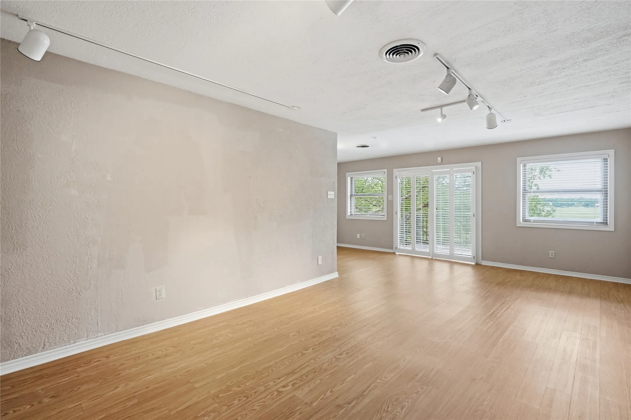 Single Family Residence For Sale in Tarrant County , 8960 Dickson Road, Fort Worth, Texas 76179, 4 Bedroom, 4 Bathroom, 2 Garage spaces, 4,124 Sqft, built in 1978, mls#21293746, Real Estate Agent in Fort Worth, Homes For Sale in Tarrant county, Homes For Sale in Fort Worth, Realtor in Fort Worth Texas, Real Estate Brokerage Independent Realty Texas, Luminita Cordes Realtor