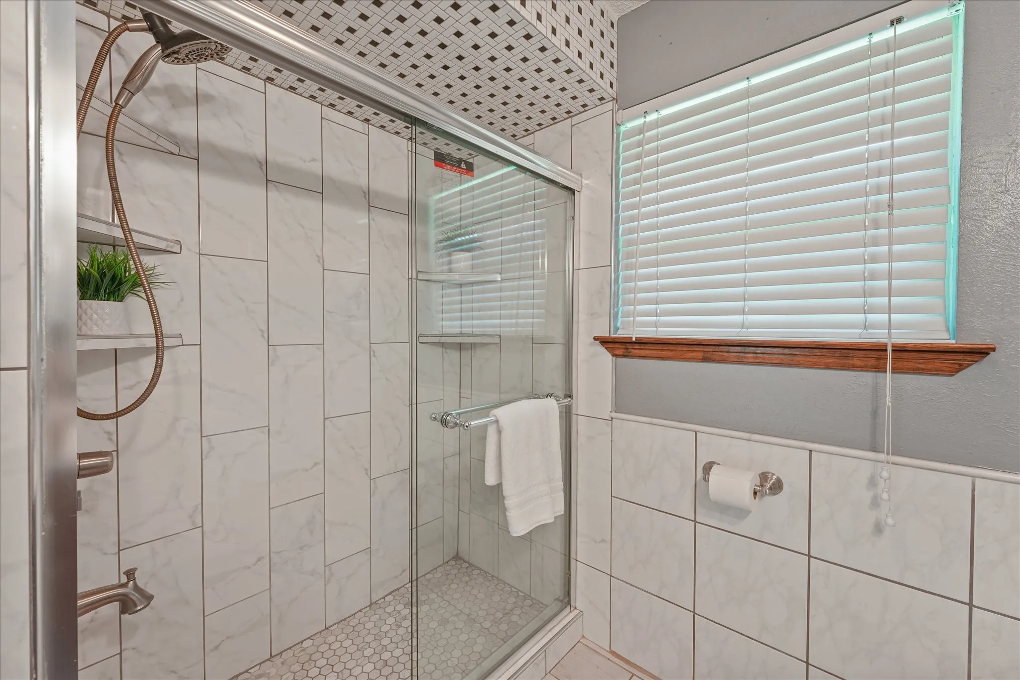 Single Family Residence For Rent in Dallas County , 5429 Enderly Place, Dallas, Texas 75227, 3 Bedroom, 2 Bathroom, 2 Garage spaces, 1,938 Sqft, built in 1971, mls#21316189, Real Estate Agent in Dallas, Homes For Rent in Dallas county, Homes For Rent in Dallas, Realtor in Dallas Texas, Real Estate Brokerage Independent Realty Texas, Luminita Cordes Realtor